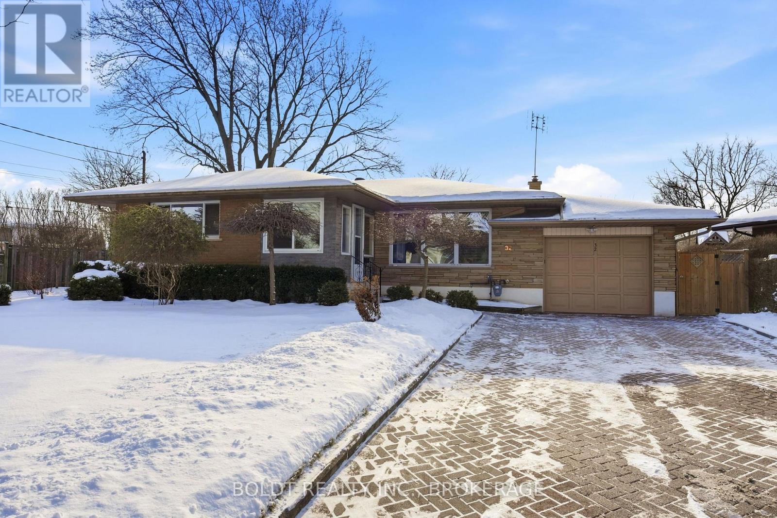 32 Old Oxford Road, St. Catharines (Vine/linwell), Ontario  L2M 2K1 - Photo 1 - X12724618