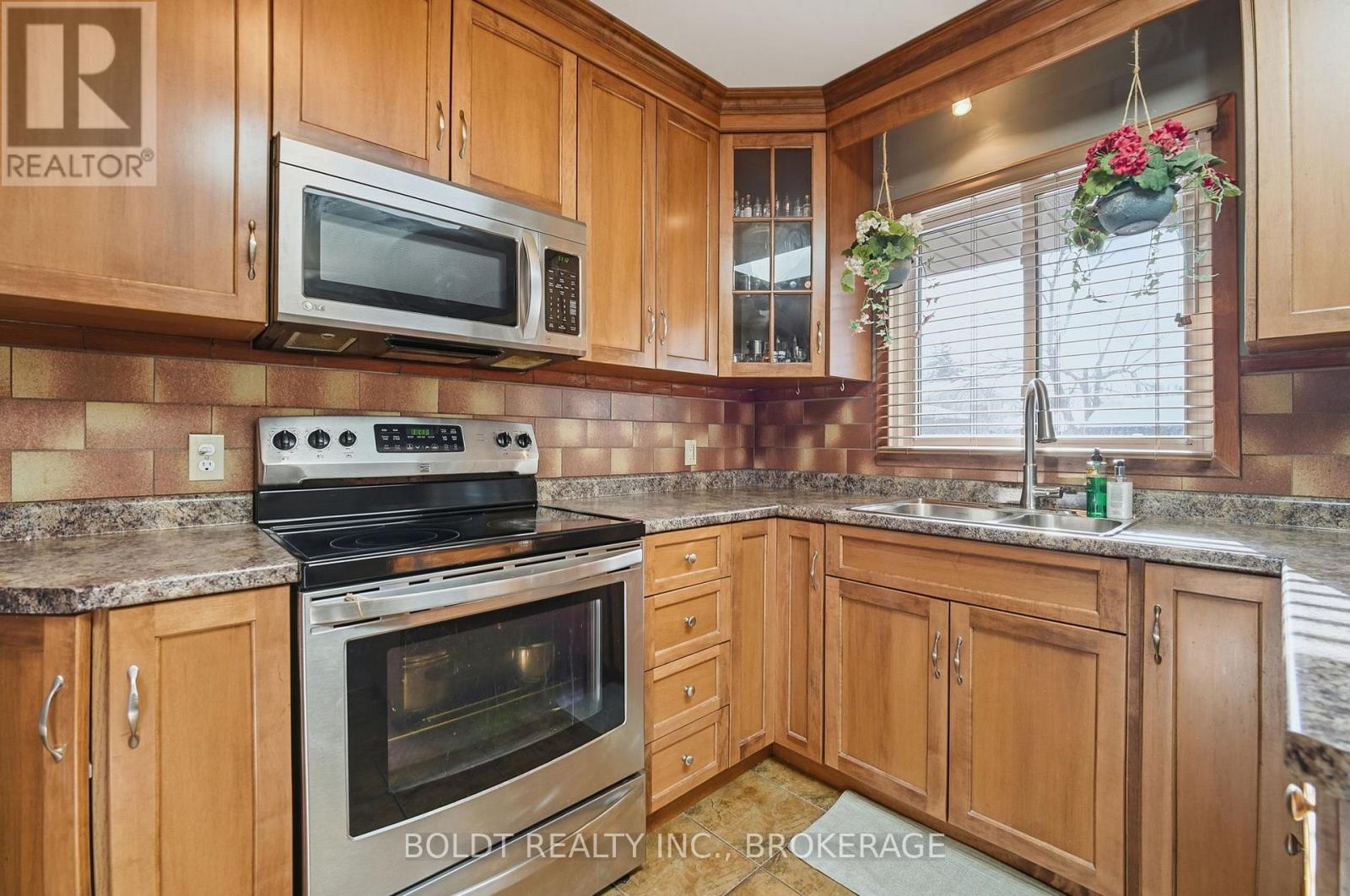 32 Old Oxford Road, St. Catharines, Ontario  L2M 2K1 - Photo 10 - X12724618