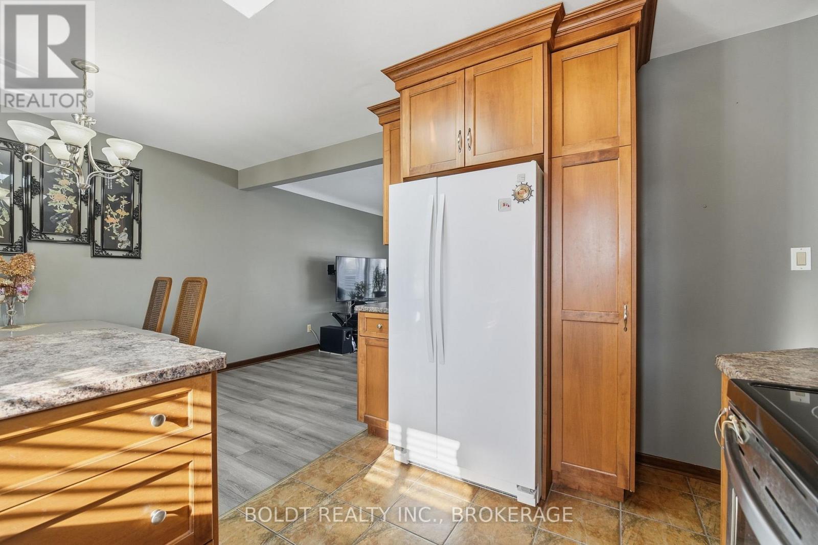 32 Old Oxford Road, St. Catharines, Ontario  L2M 2K1 - Photo 12 - X12724618