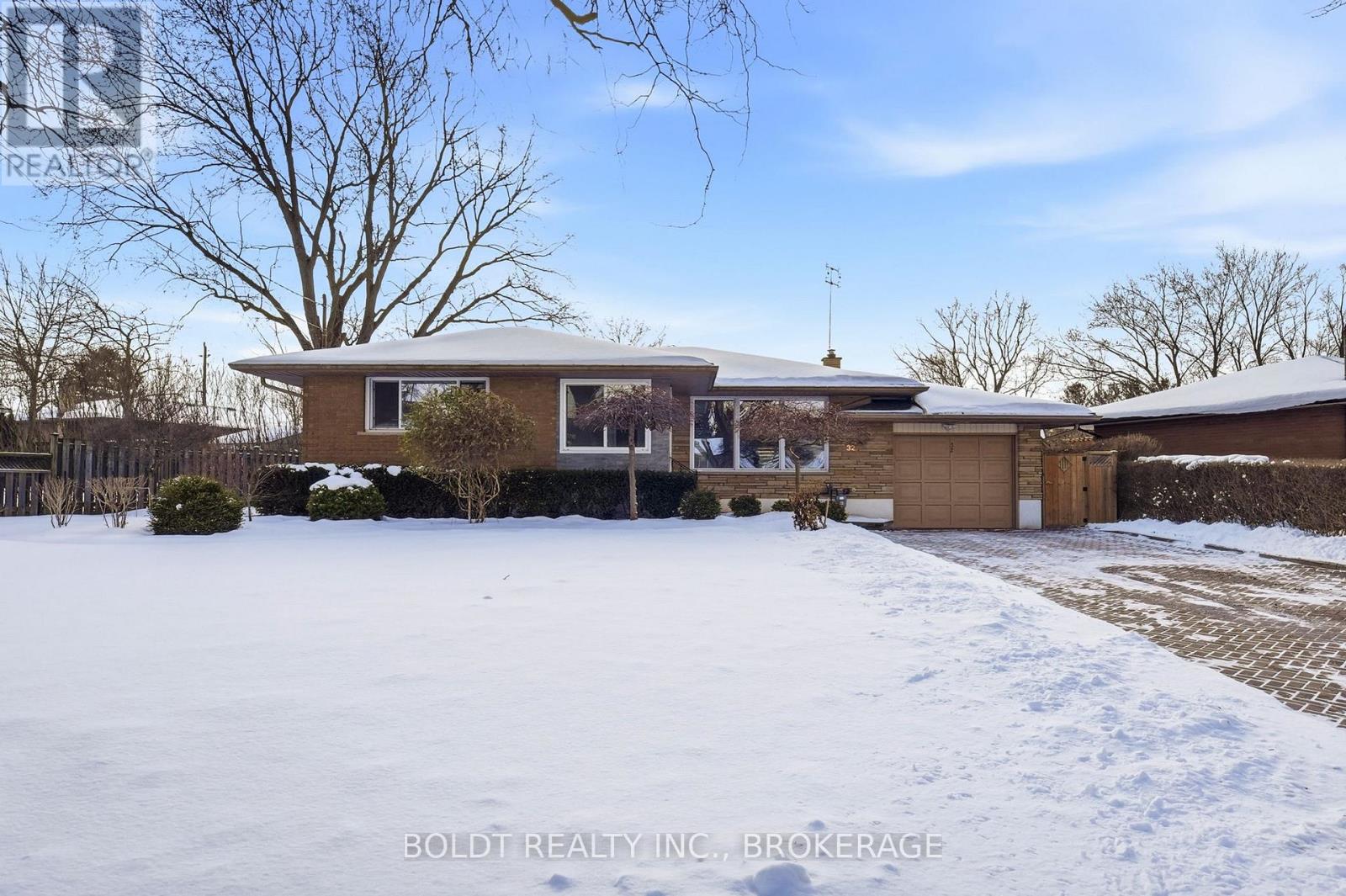 32 Old Oxford Road, St. Catharines (Vine/linwell), Ontario  L2M 2K1 - Photo 2 - X12724618