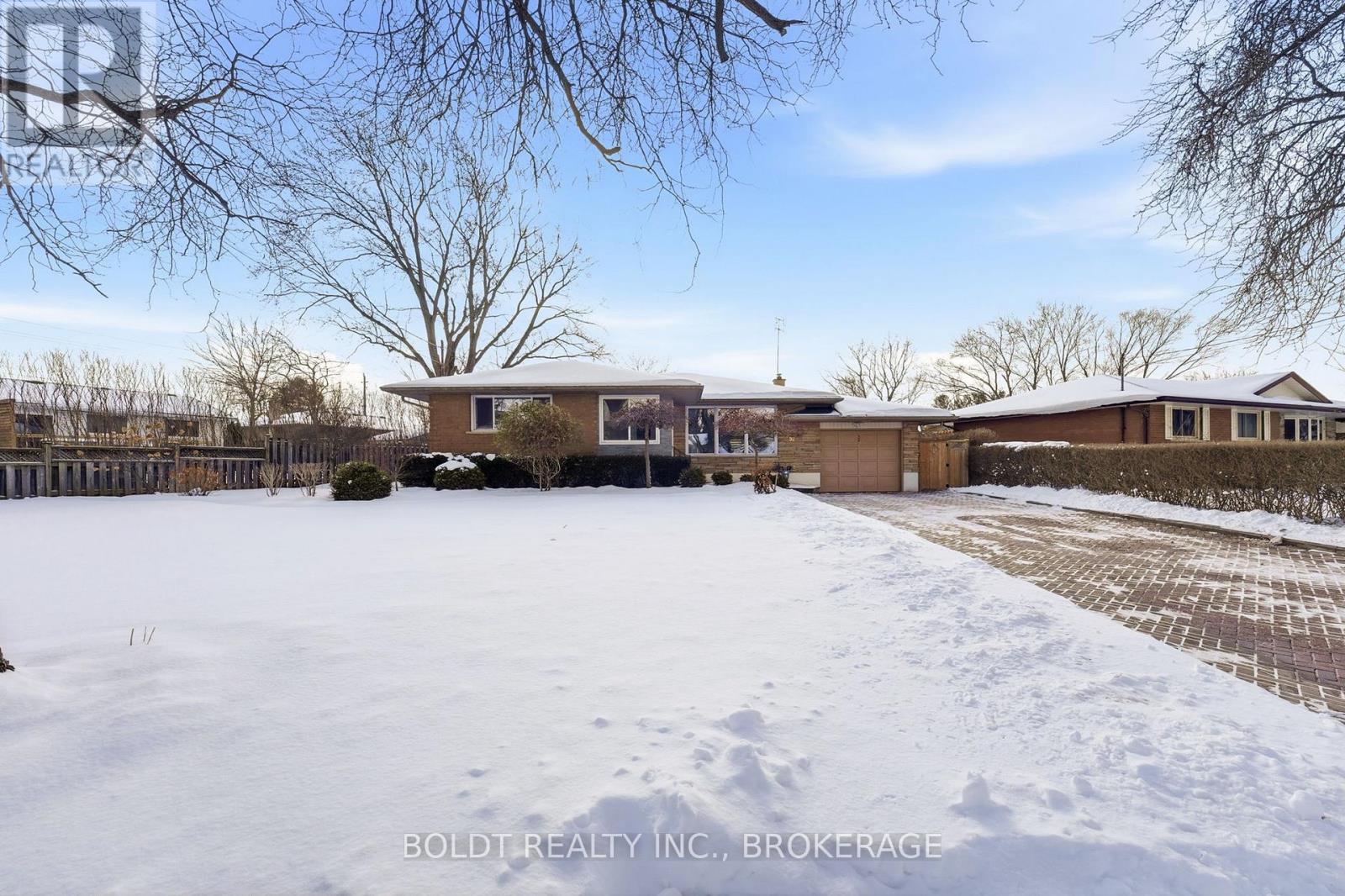 32 Old Oxford Road, St. Catharines, Ontario  L2M 2K1 - Photo 3 - X12724618