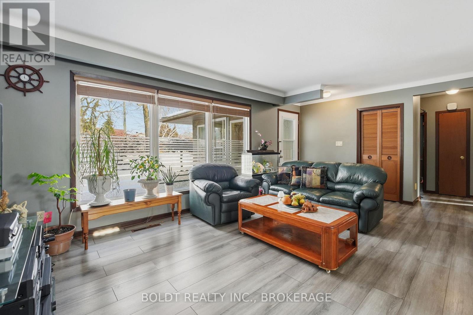 32 Old Oxford Road, St. Catharines, Ontario  L2M 2K1 - Photo 4 - X12724618