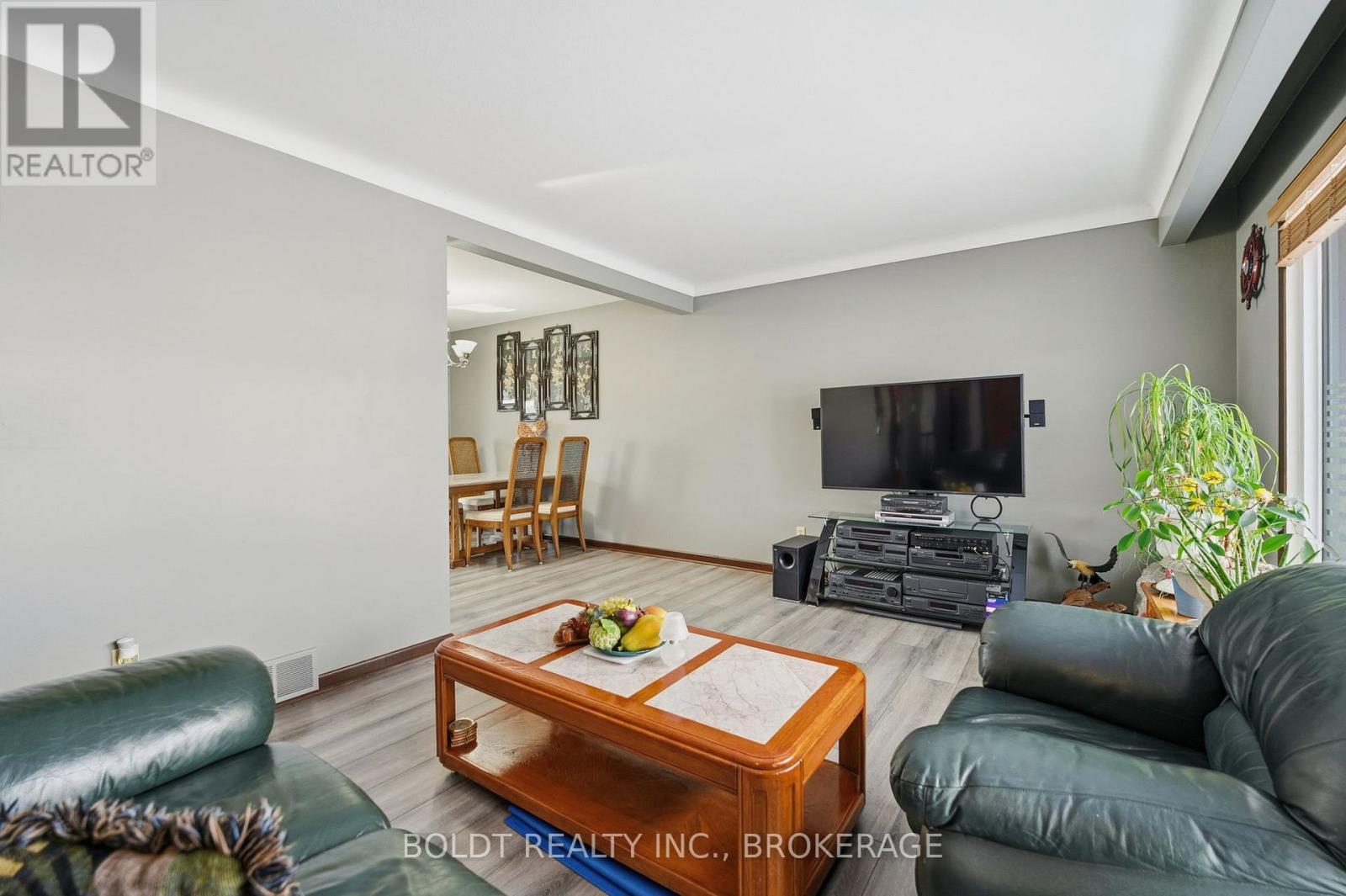 32 Old Oxford Road, St. Catharines, Ontario  L2M 2K1 - Photo 5 - X12724618