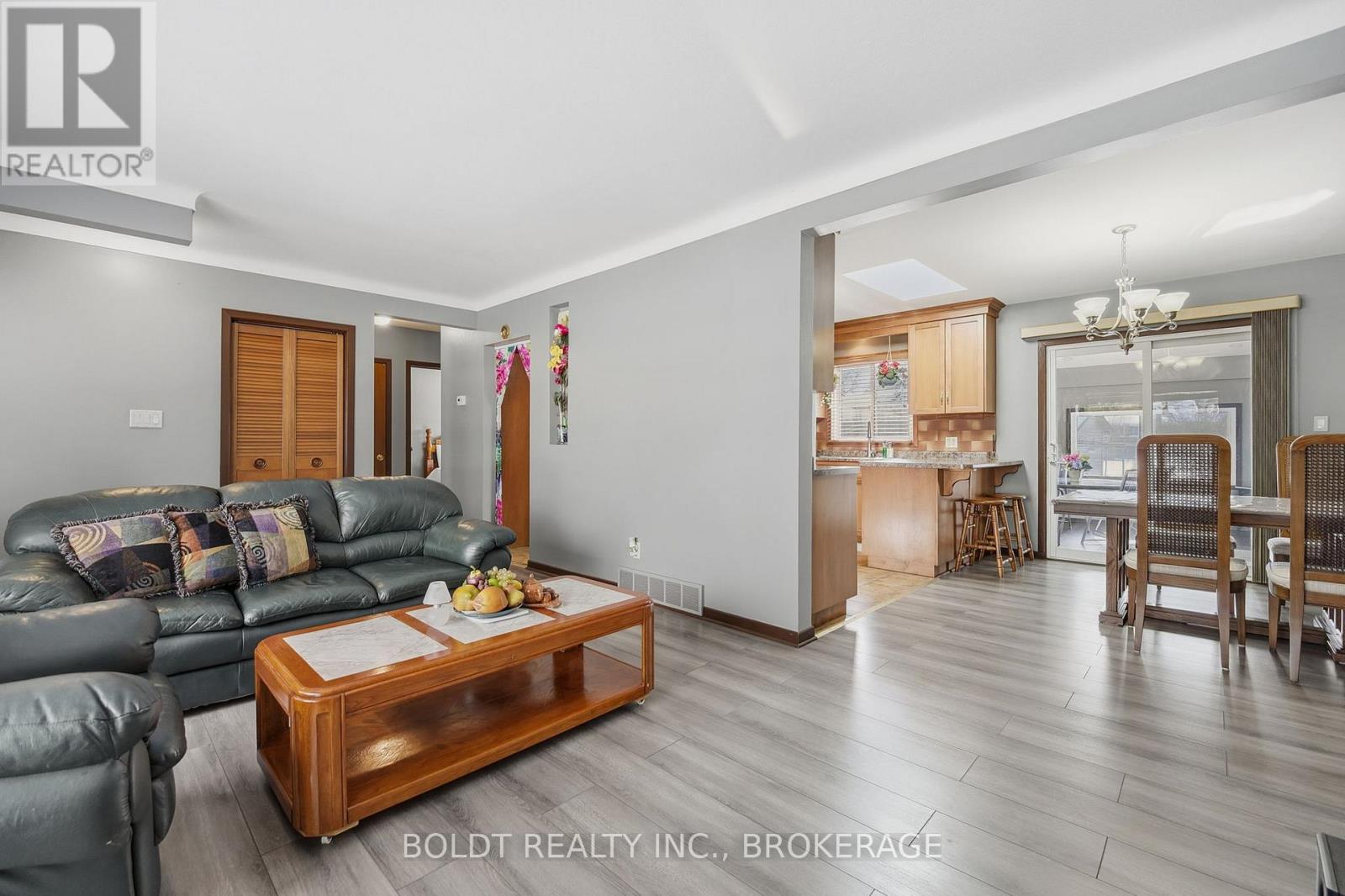 32 Old Oxford Road, St. Catharines, Ontario  L2M 2K1 - Photo 6 - X12724618