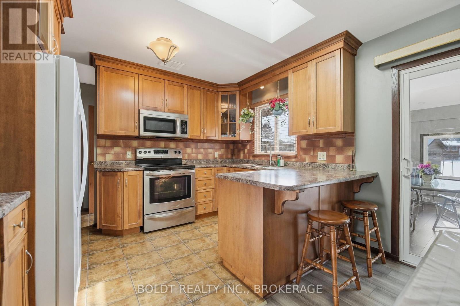 32 Old Oxford Road, St. Catharines, Ontario  L2M 2K1 - Photo 7 - X12724618