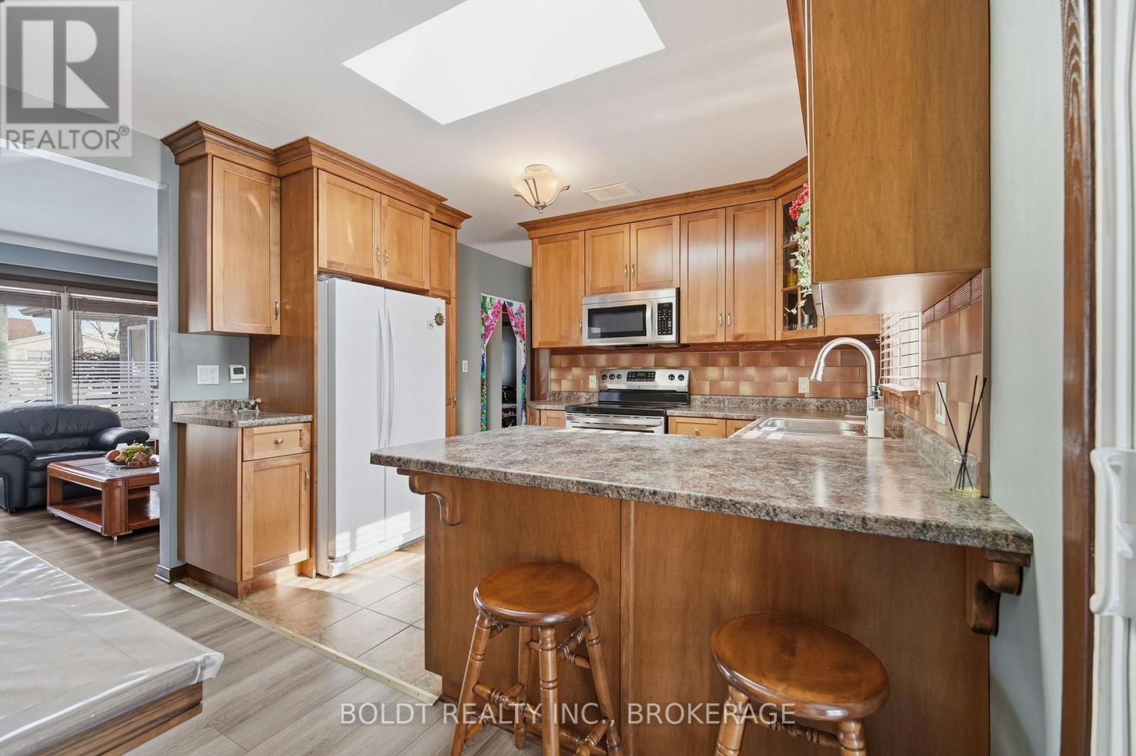 32 Old Oxford Road, St. Catharines, Ontario  L2M 2K1 - Photo 8 - X12724618