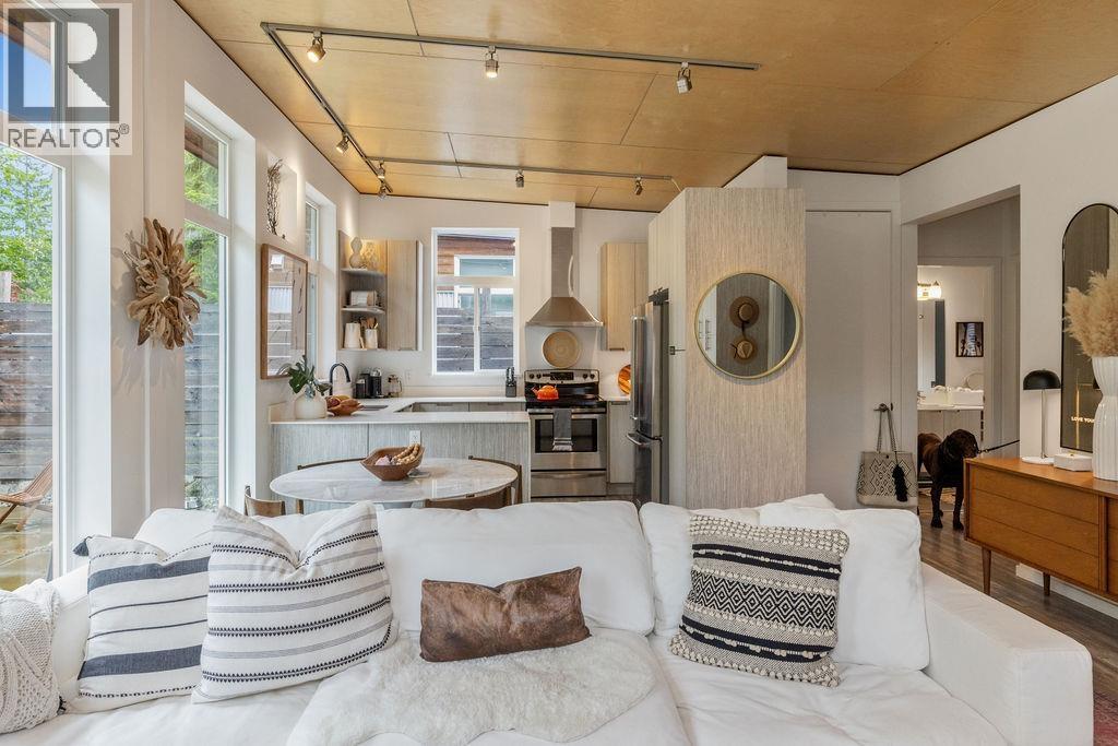 890 Trower Lane, Gibsons, British Columbia  V0N 1V7 - Photo 2 - R3046919