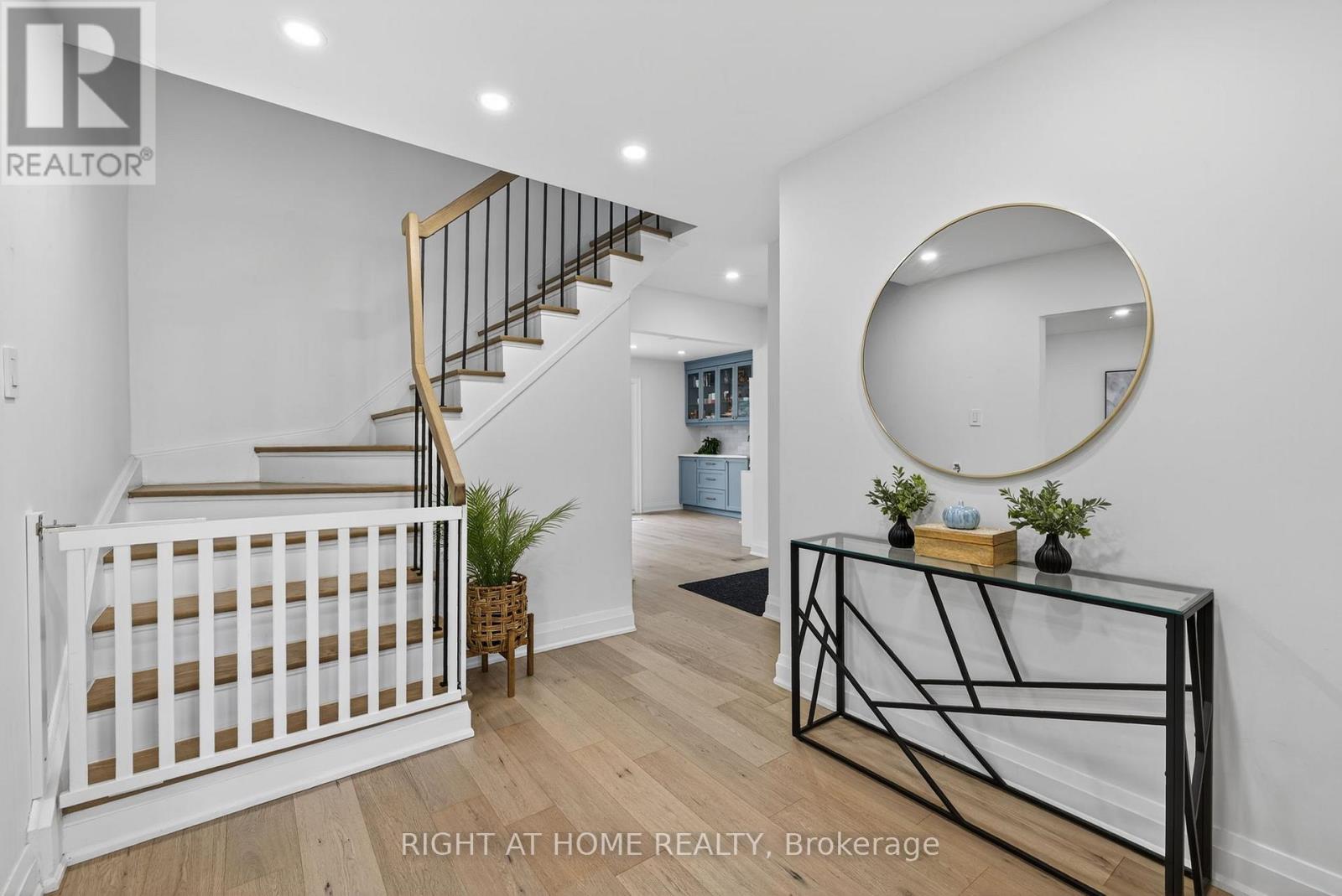 16 Mayvern Crescent, Richmond Hill, Ontario  L4C 5J4 - Photo 4 - N12724620