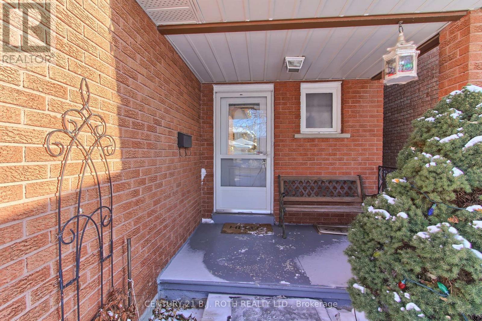 323 Hillside Drive, Mississauga, Ontario  L5M 2N3 - Photo 3 - W12724592