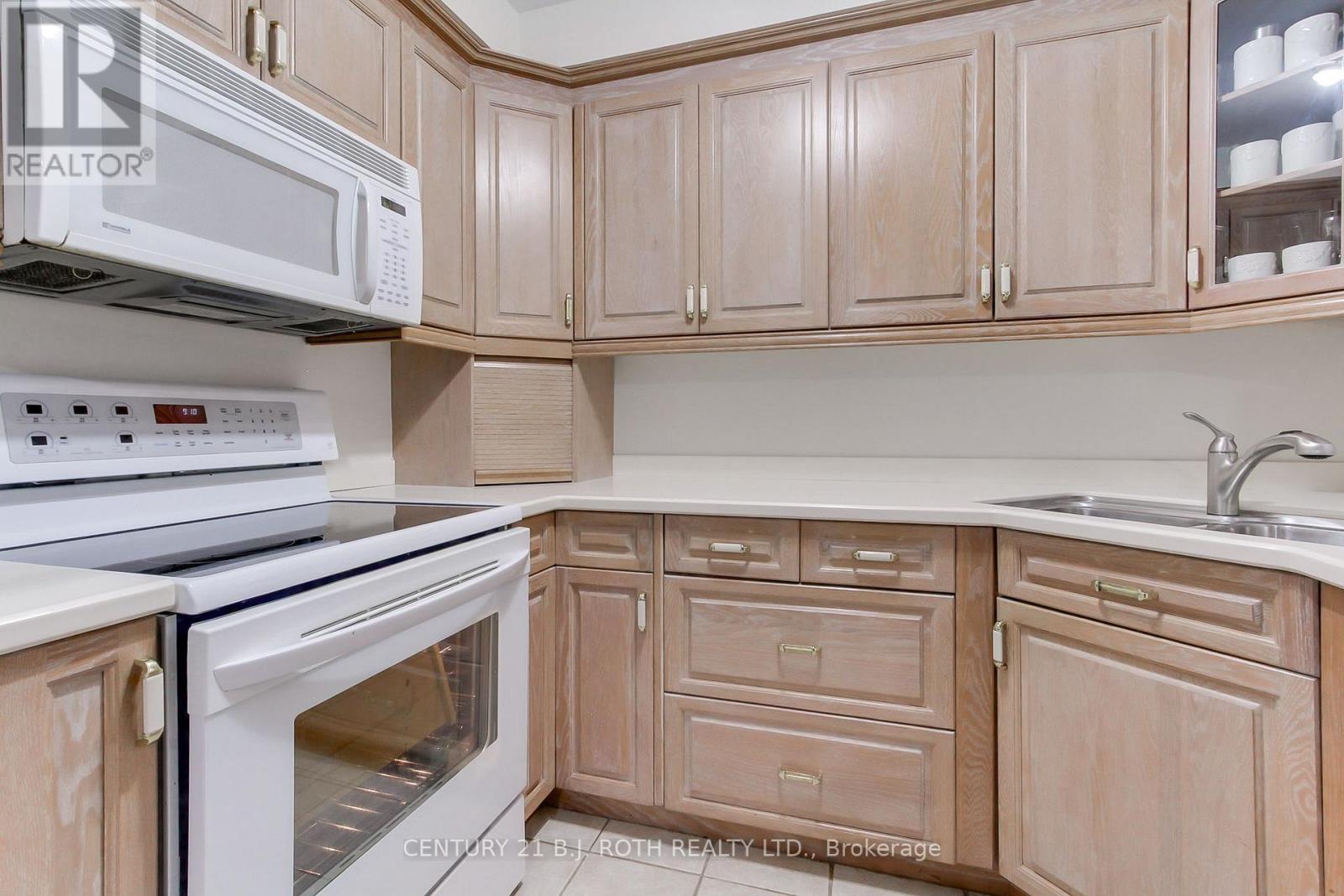 323 Hillside Drive, Mississauga, Ontario  L5M 2N3 - Photo 7 - W12724592