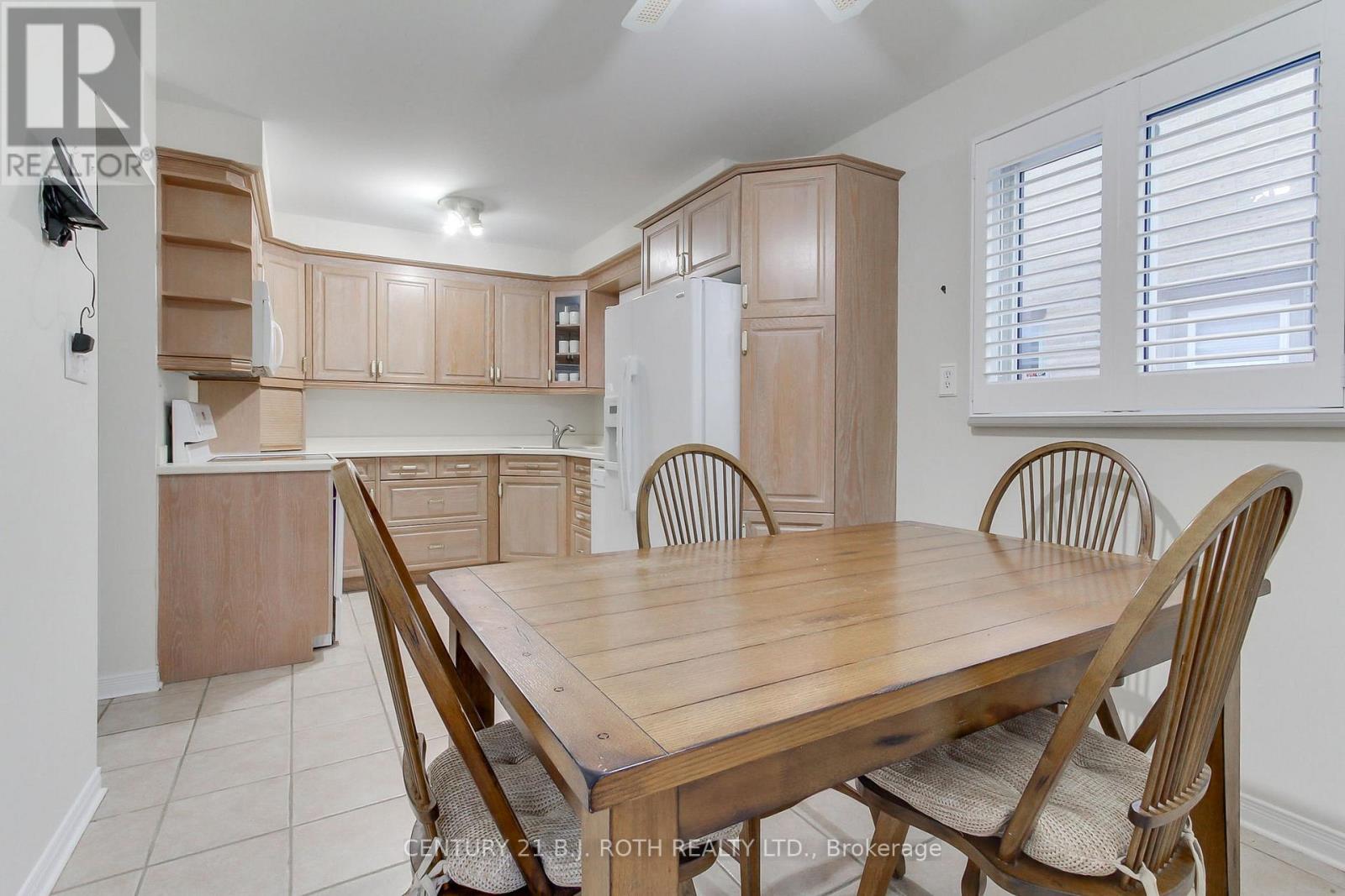 323 Hillside Drive, Mississauga, Ontario  L5M 2N3 - Photo 9 - W12724592