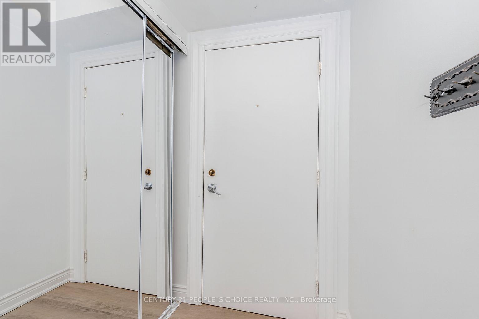 72 - 2605 Woodchester Drive, Mississauga, Ontario  L5K 2E3 - Photo 3 - W12724610