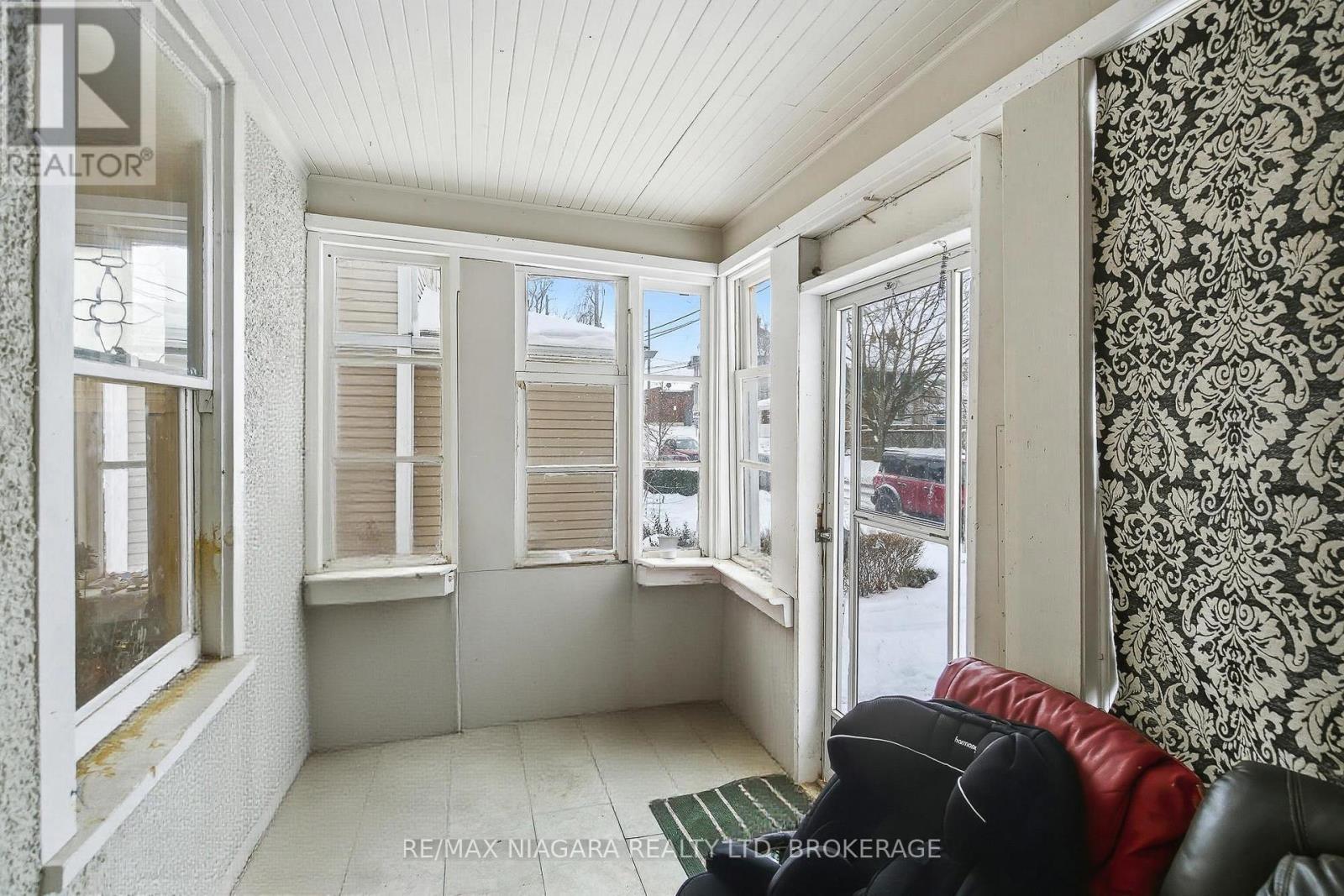 8 Ida Street, St. Catharines, Ontario  L2R 3X4 - Photo 9 - X12724858