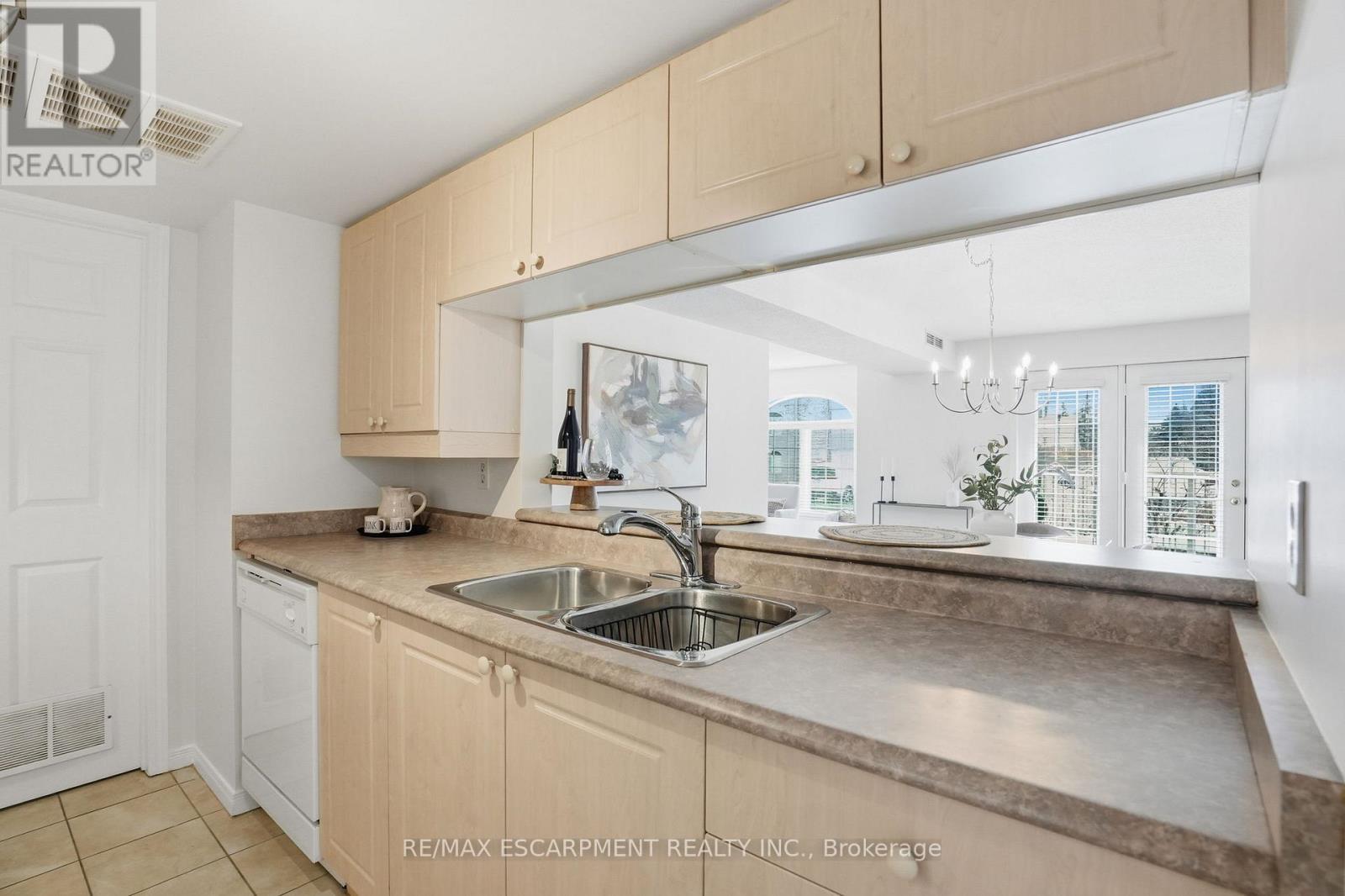 E106 - 216 Plains Road W, Burlington, Ontario  L7T 4K8 - Photo 8 - W12724466