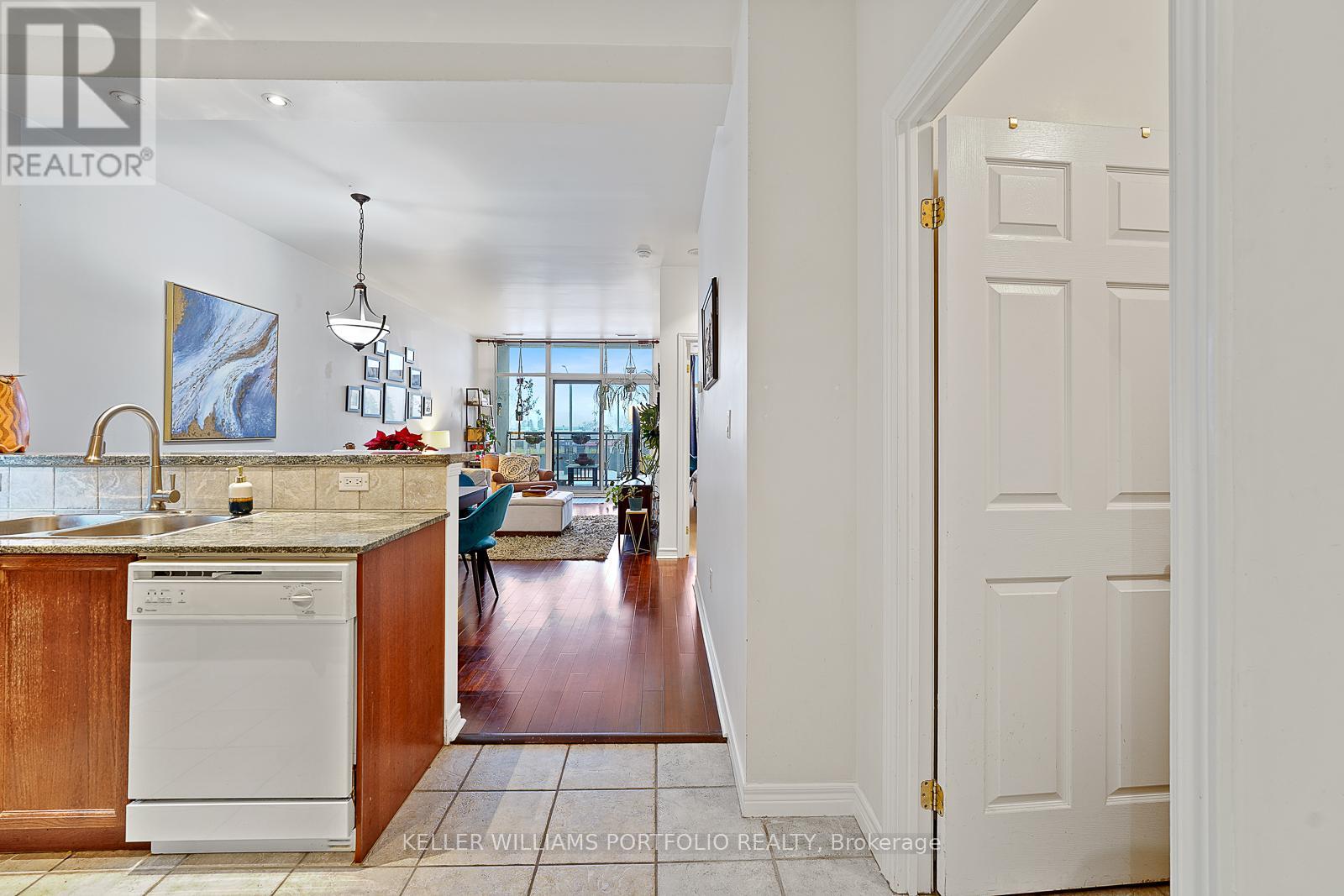 206 - 1 Leaside Park Drive, Toronto, Ontario  M4H 1R1 - Photo 2 - C12724754