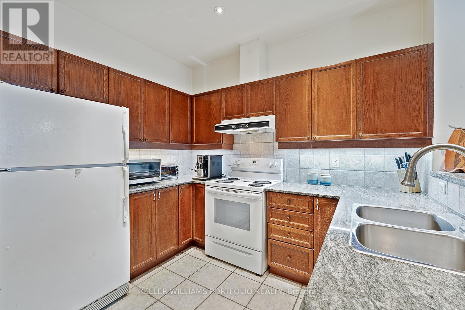 206 - 1 Leaside Park Drive, Toronto, Ontario  M4H 1R1 - Photo 4 - C12724754