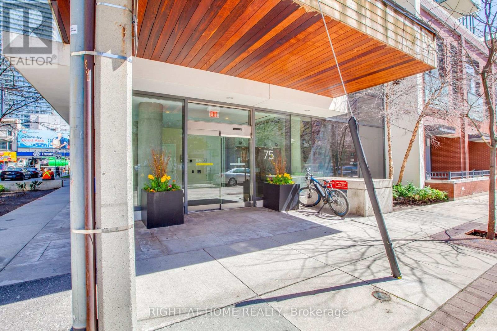 3008 - 75 St Nicholas Street, Toronto, Ontario  M4Y 0A5 - Photo 3 - C12724812