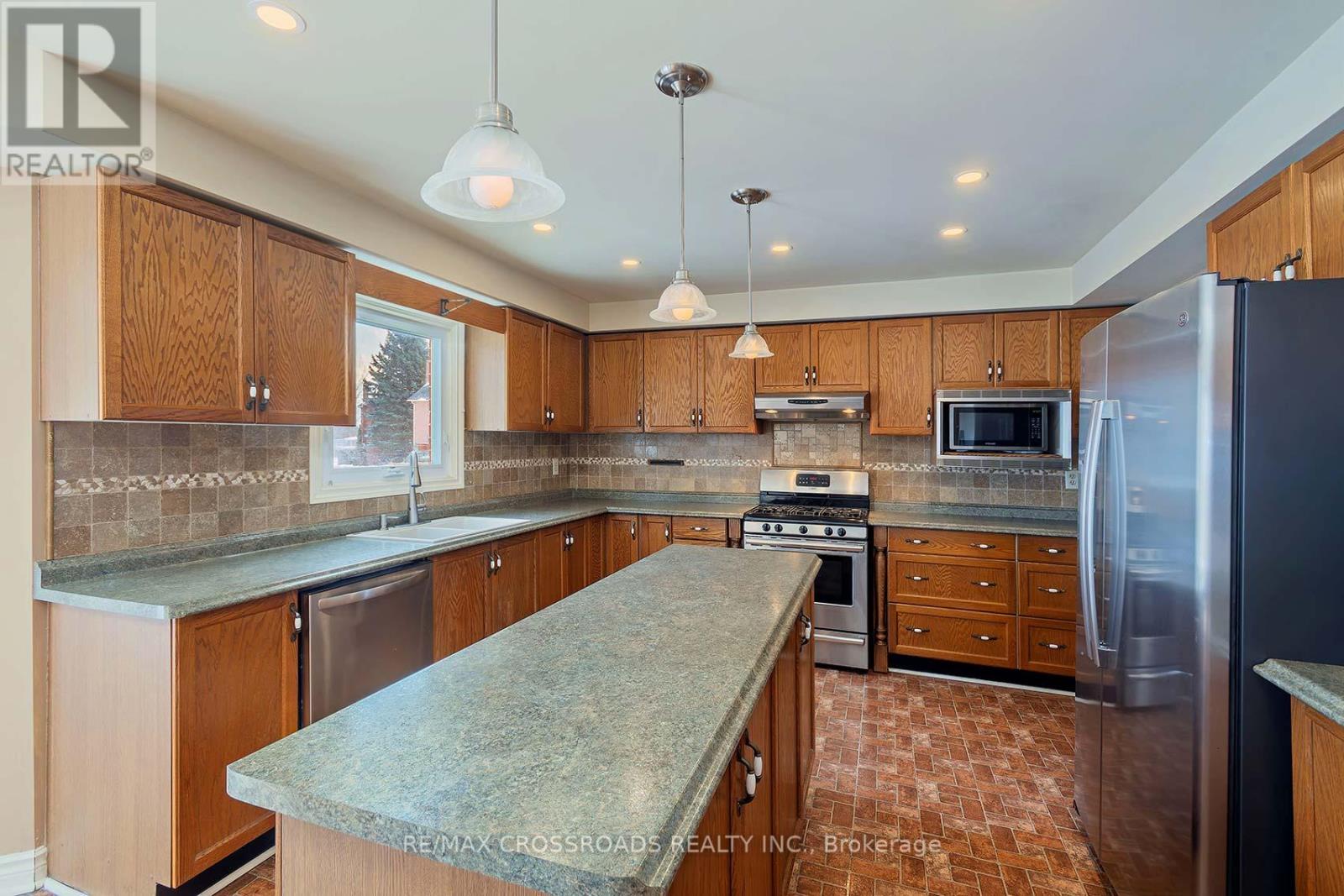 11 Sayor Drive, Ajax, Ontario  L1T 3K2 - Photo 9 - E12724776