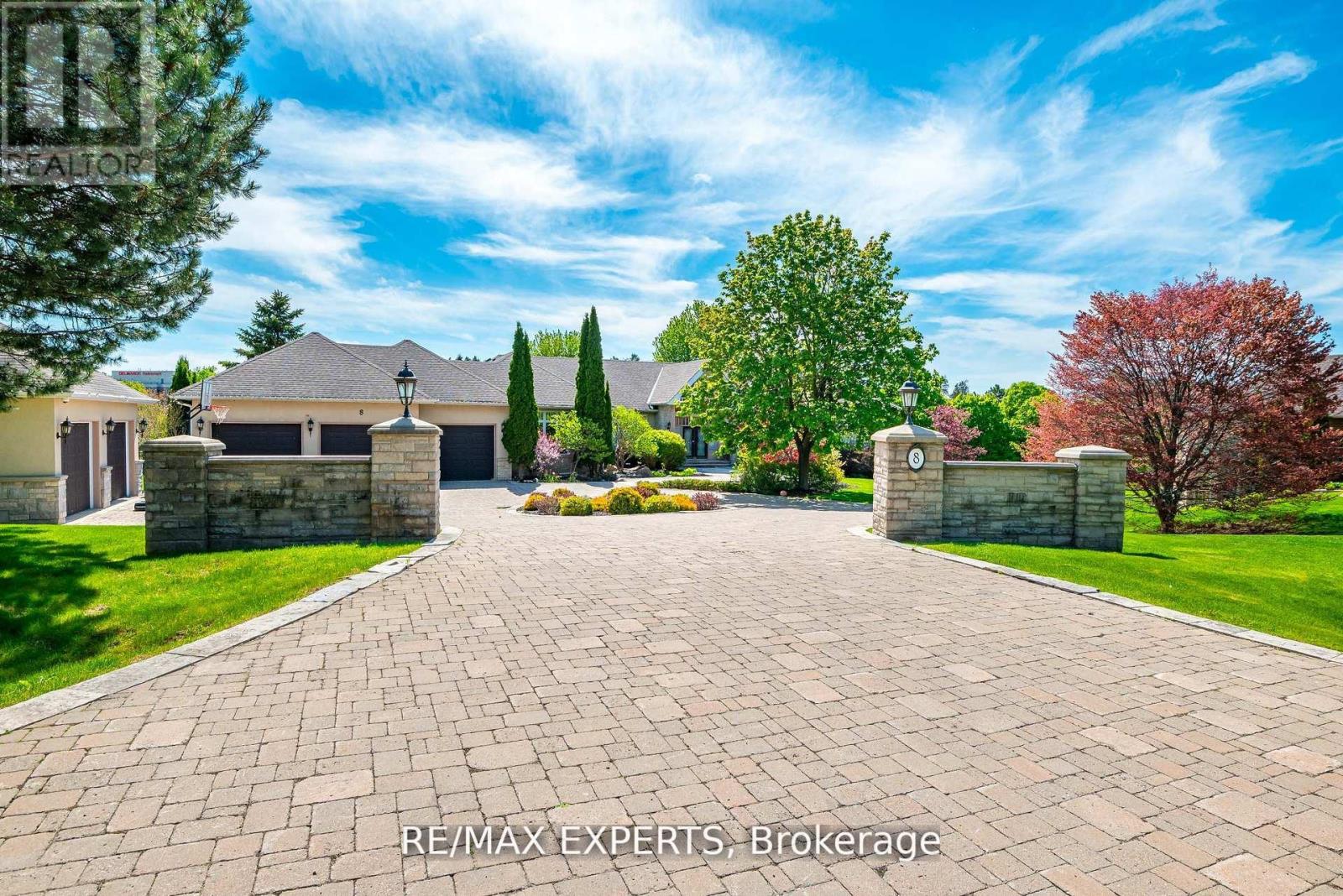 8 ALM COURT, Aurora, Ontario