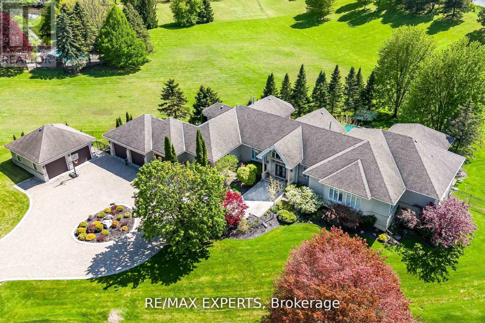 8 Alm Court, Aurora, Ontario  L4G 6W7 - Photo 3 - N12724686