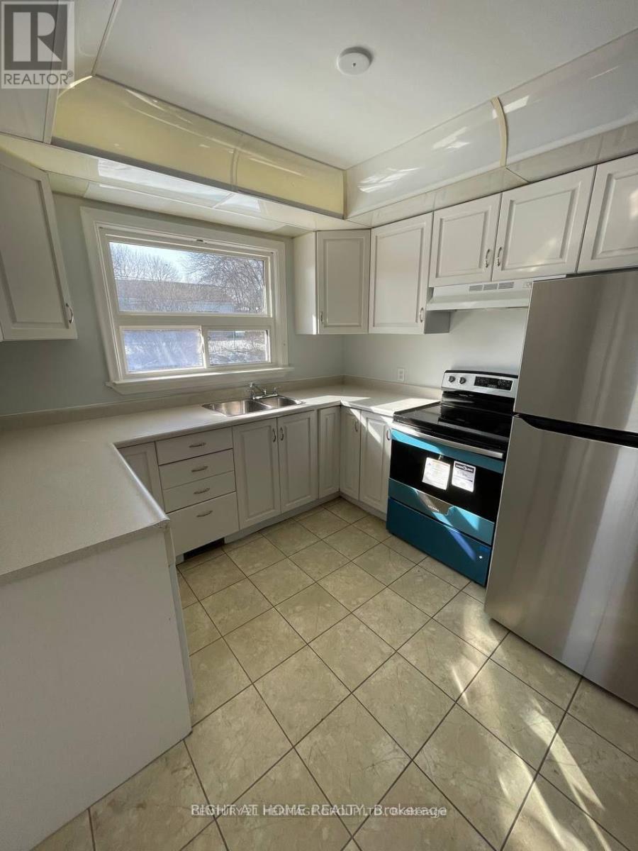 262 Scott Avenue, Newmarket, Ontario  L3Y 4R5 - Photo 4 - N12724768