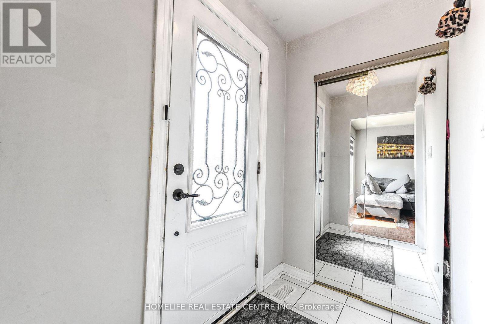 78 Northwood Drive, Brampton, Ontario  L6X 2L2 - Photo 4 - W12724780