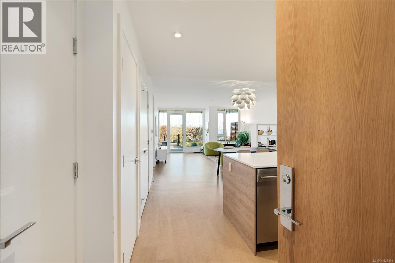 G112 369 Tyee Rd, Victoria, British Columbia  V9A 0B6 - Photo 3 - 1023894