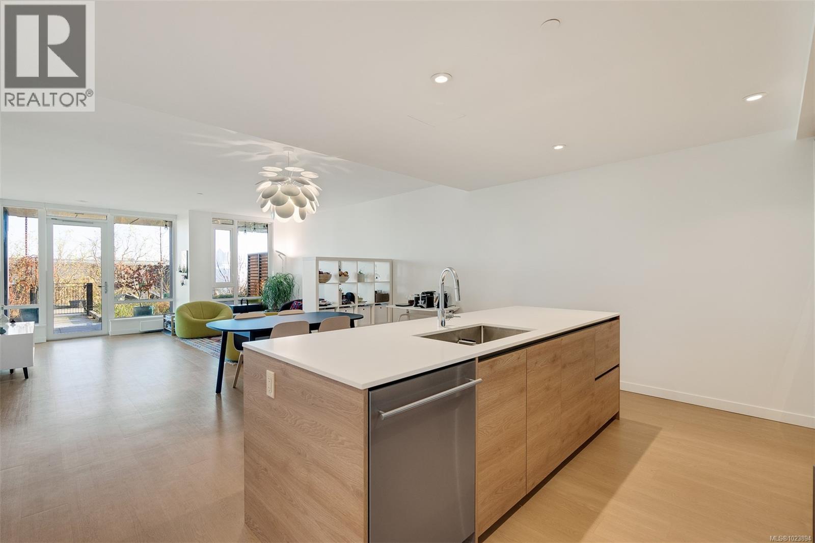 G112 369 Tyee Rd, Victoria, British Columbia  V9A 0B6 - Photo 4 - 1023894