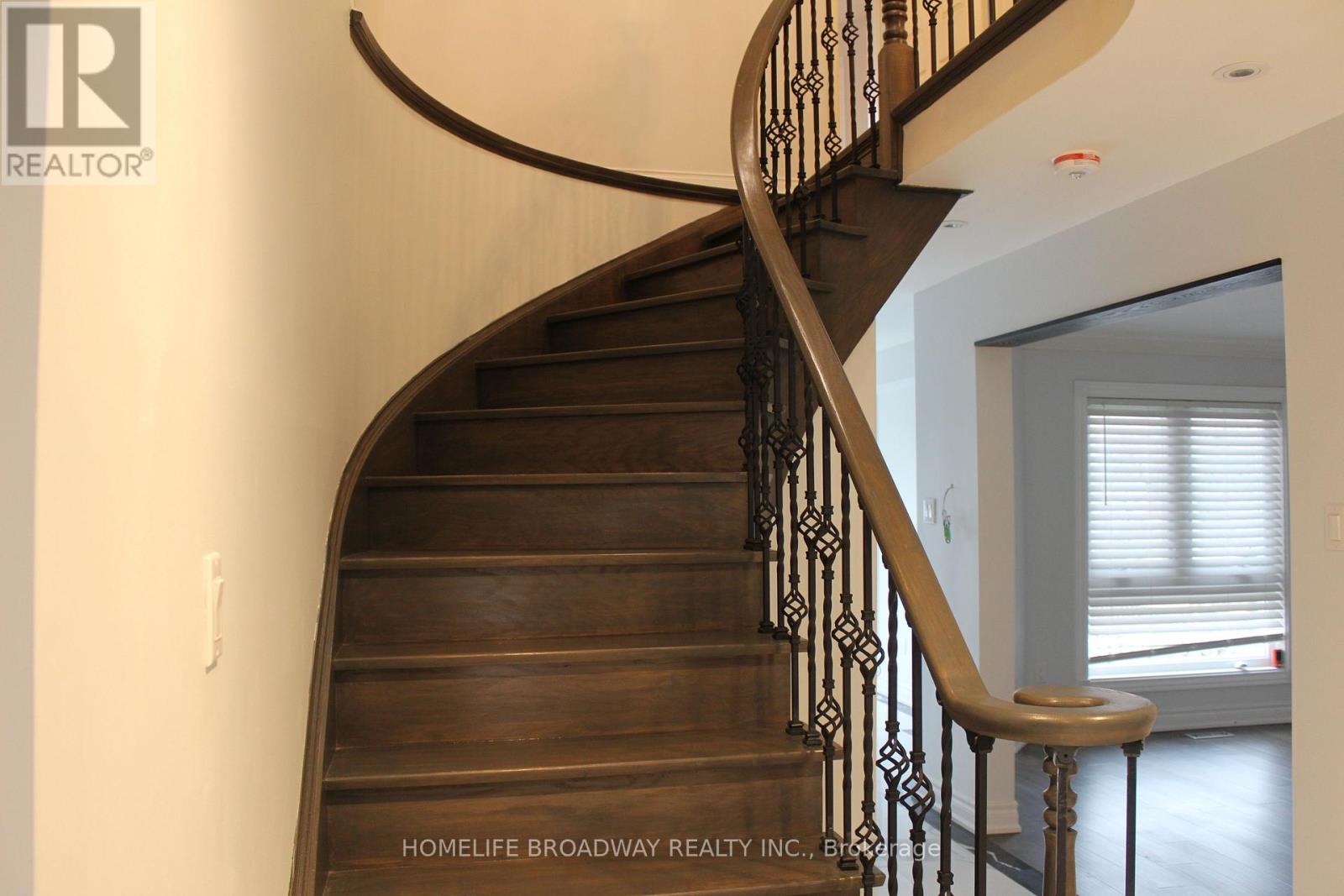 5202 Buttermill Court, Mississauga, Ontario  L5V 1S4 - Photo 6 - W12724902