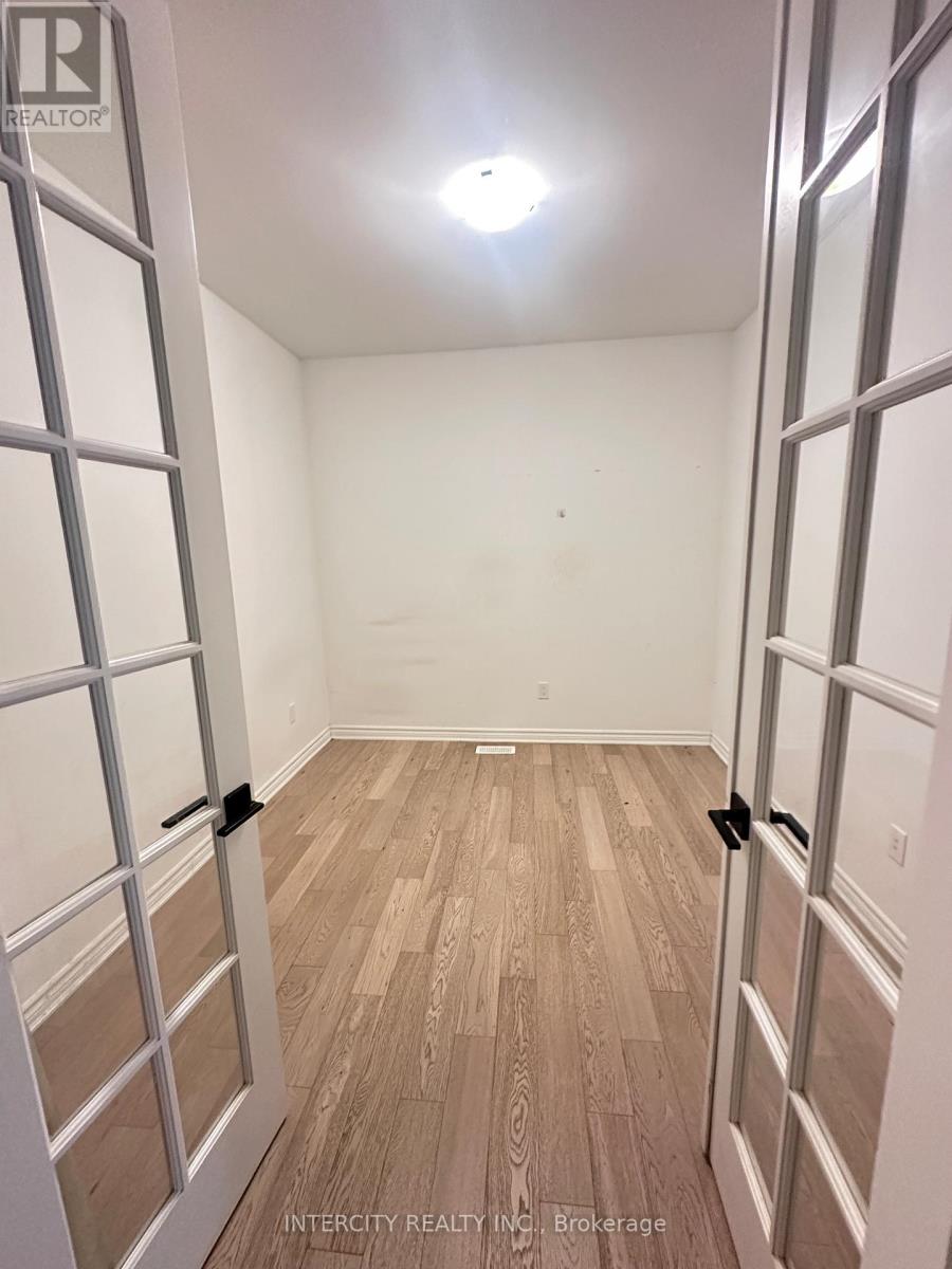 181 Forestwalk Street, Kitchener, Ontario  N2E 3Y2 - Photo 4 - X12724932