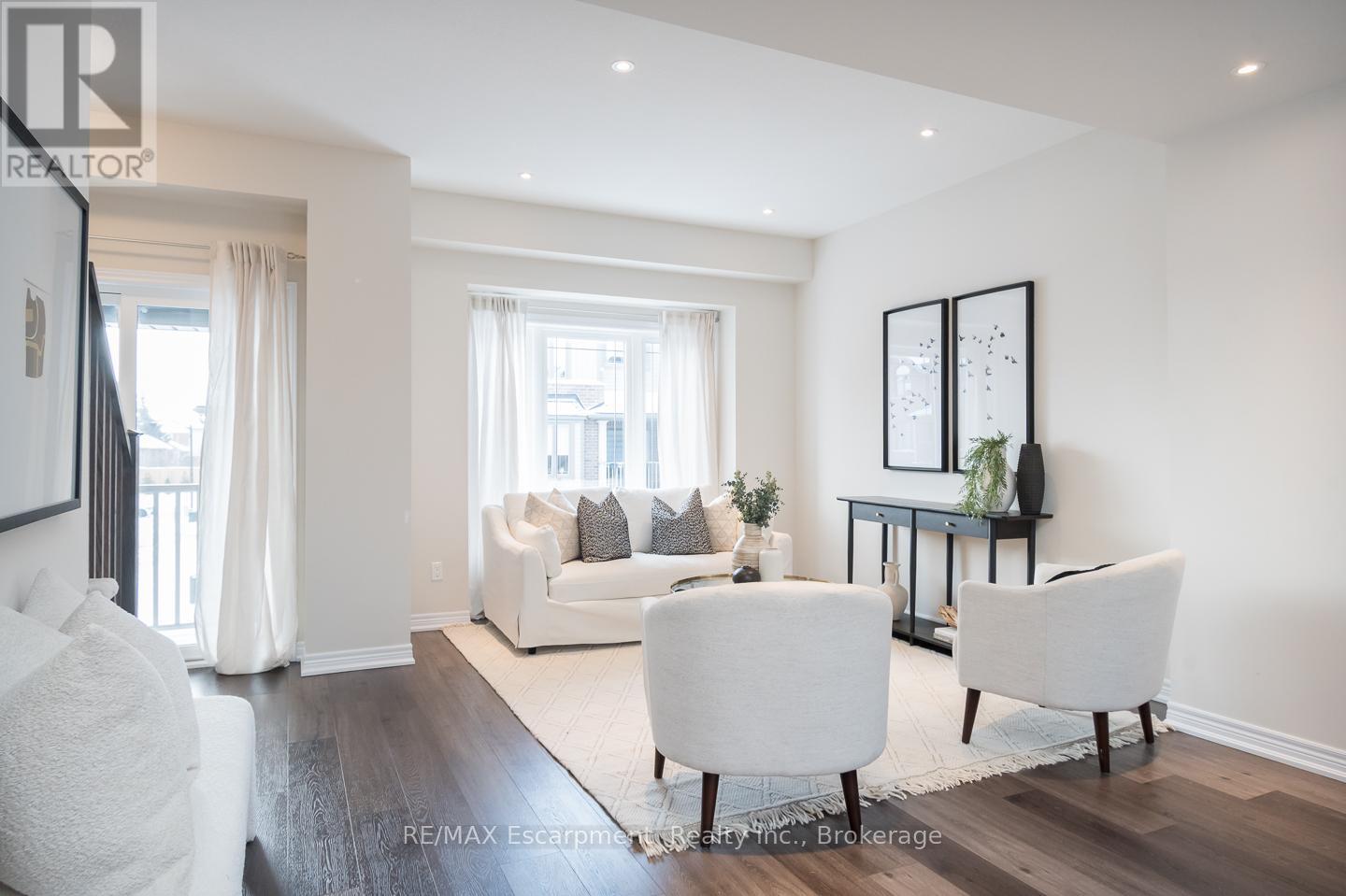 18 - 19 Picardy Drive, Hamilton, Ontario  L8J 2T7 - Photo 2 - X12725030