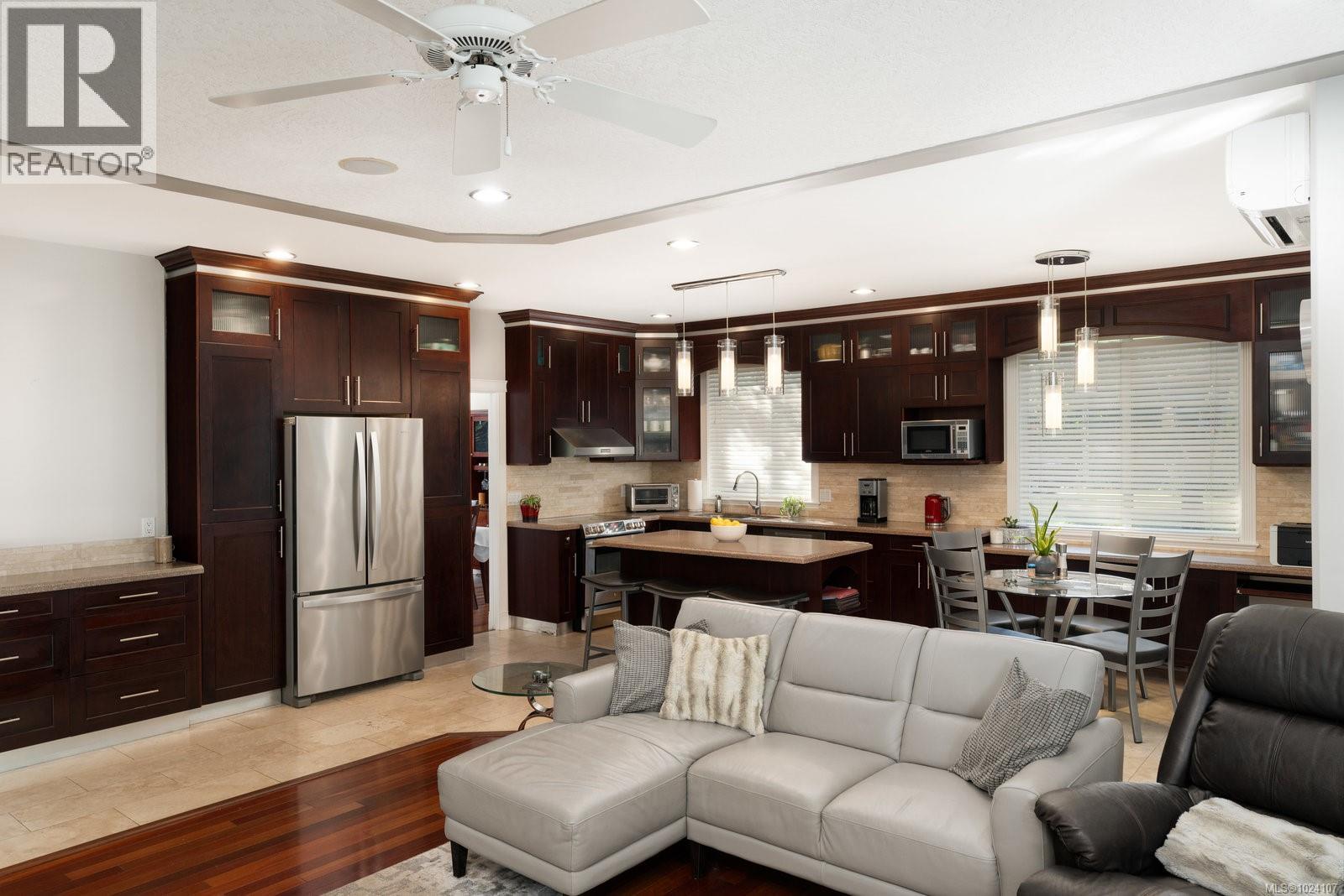 3908a Ascot Dr, Saanich, British Columbia  V8P 3S1 - Photo 12 - 1024107