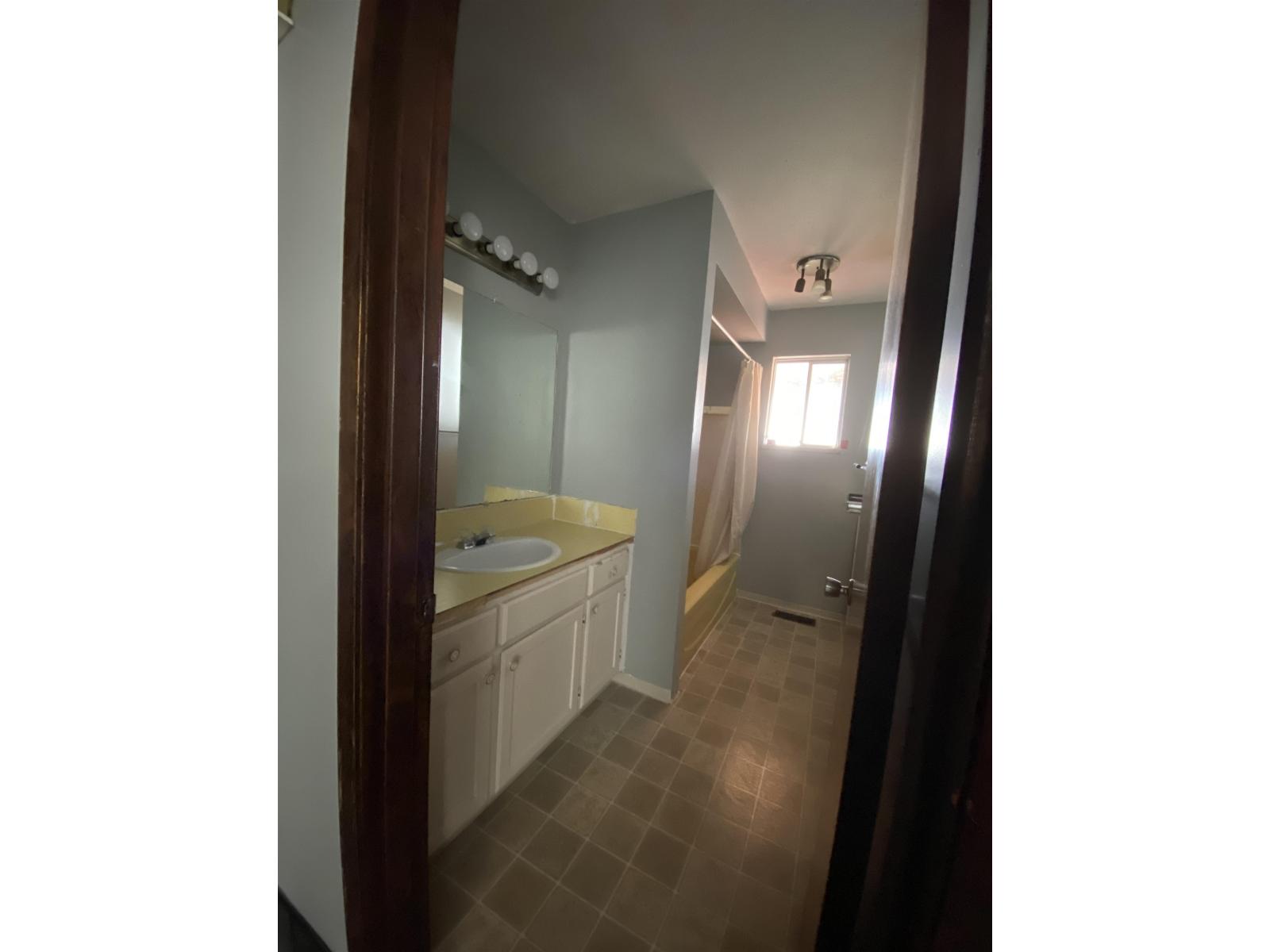 15855 Vine Avenue, White Rock, British Columbia  V4B 2T5 - Photo 3 - R2995796