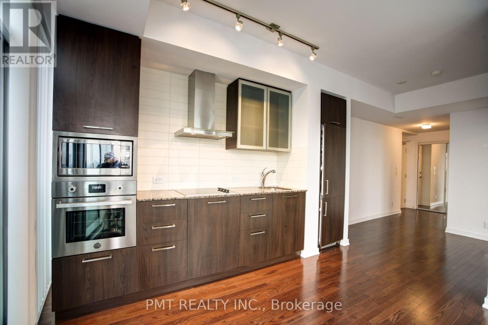 6411 - 14 York Street, Toronto, Ontario  M5J 0B1 - Photo 2 - C12725106