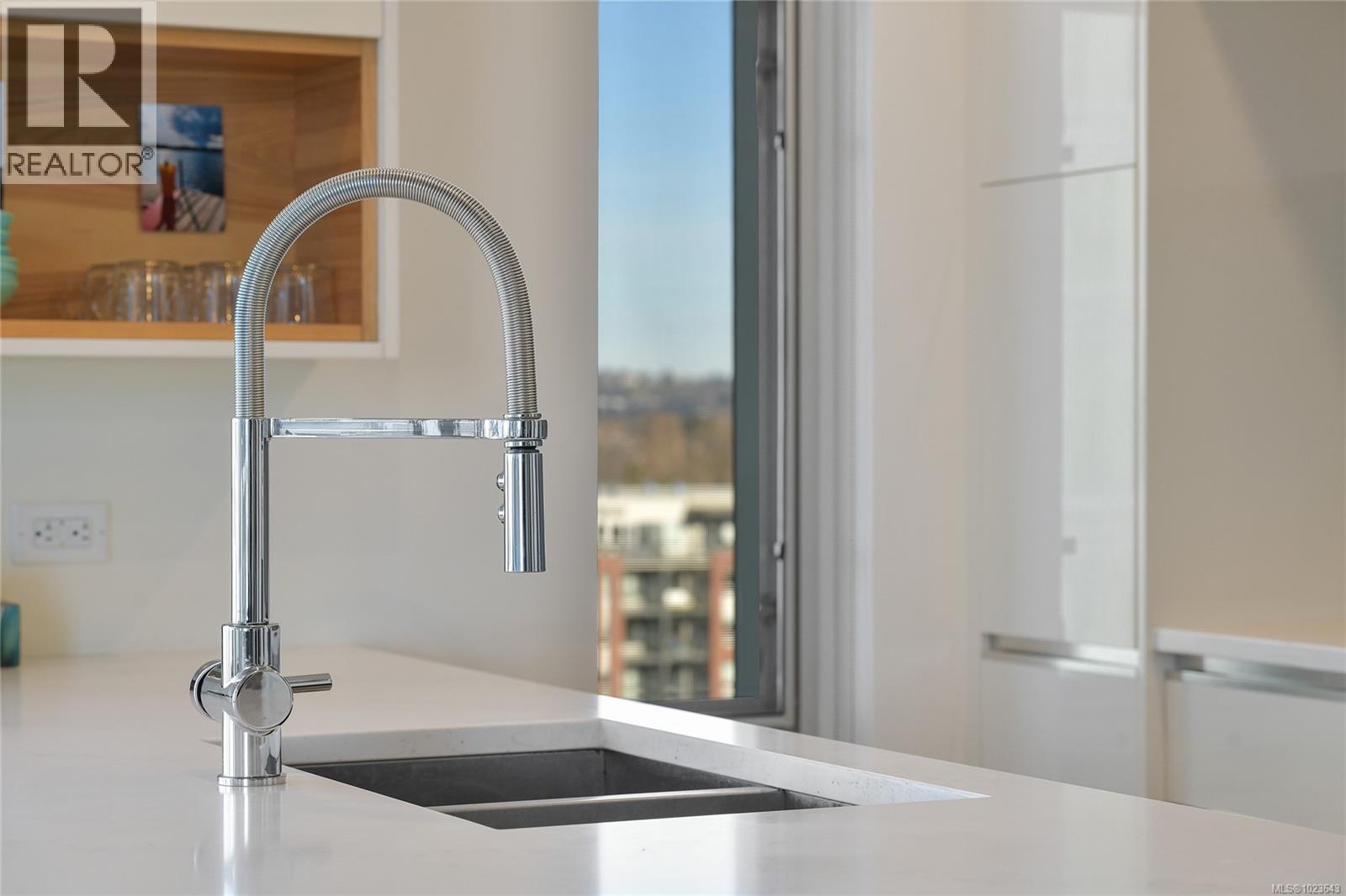 1010 989 Johnson St, Victoria, British Columbia  V8V 0E3 - Photo 6 - 1023643