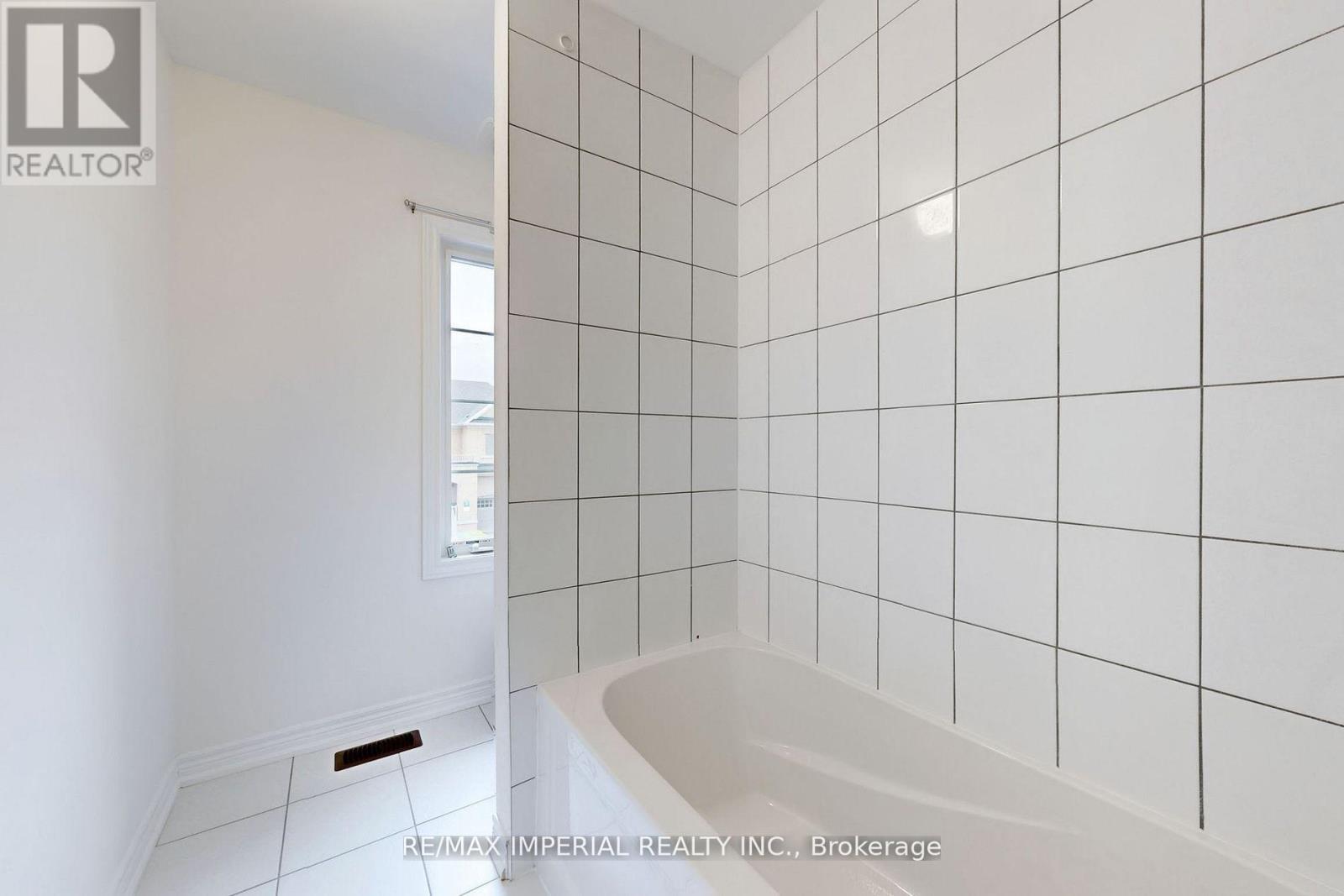 30 Pietrowski Drive, Georgina, Ontario  L4P 0K2 - Photo 19 - N12725142