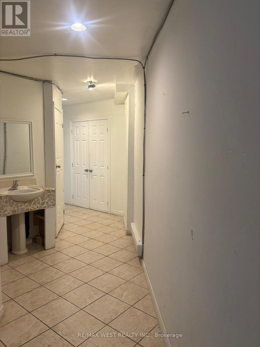 2057 Dufferin Street, Toronto, Ontario  M6E 3R3 - Photo 13 - C12530690