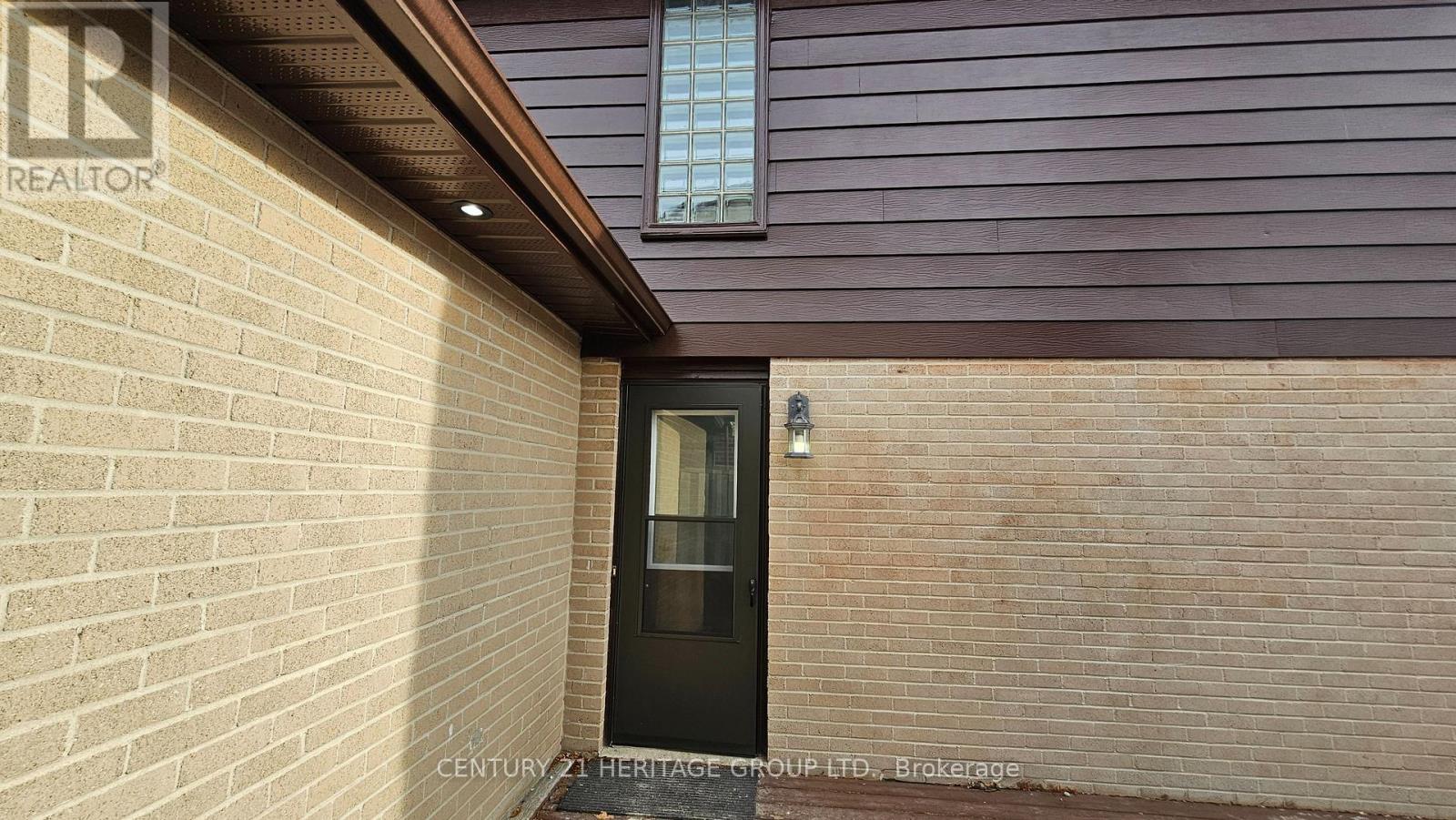 217 Thoms Crescent, Newmarket, Ontario  L3Y 1C9 - Photo 2 - N12586864