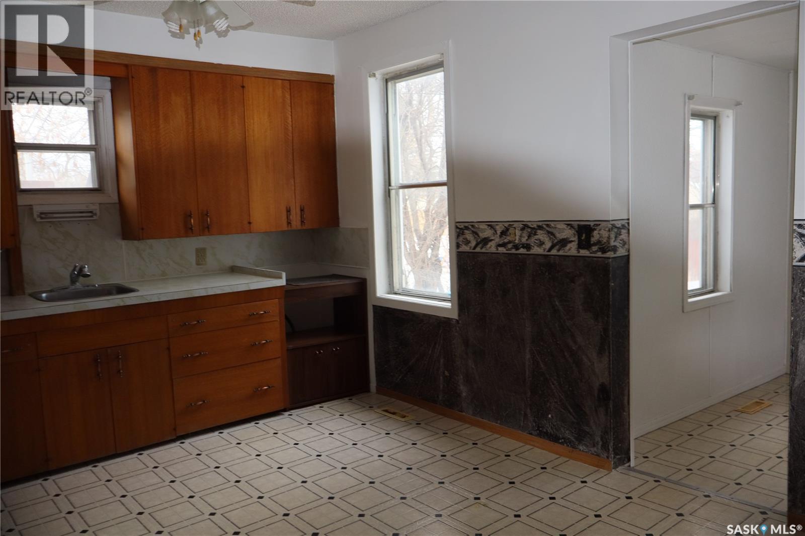 315 7th Avenue E, Assiniboia, Saskatchewan  S0H 0B0 - Photo 2 - SK027320