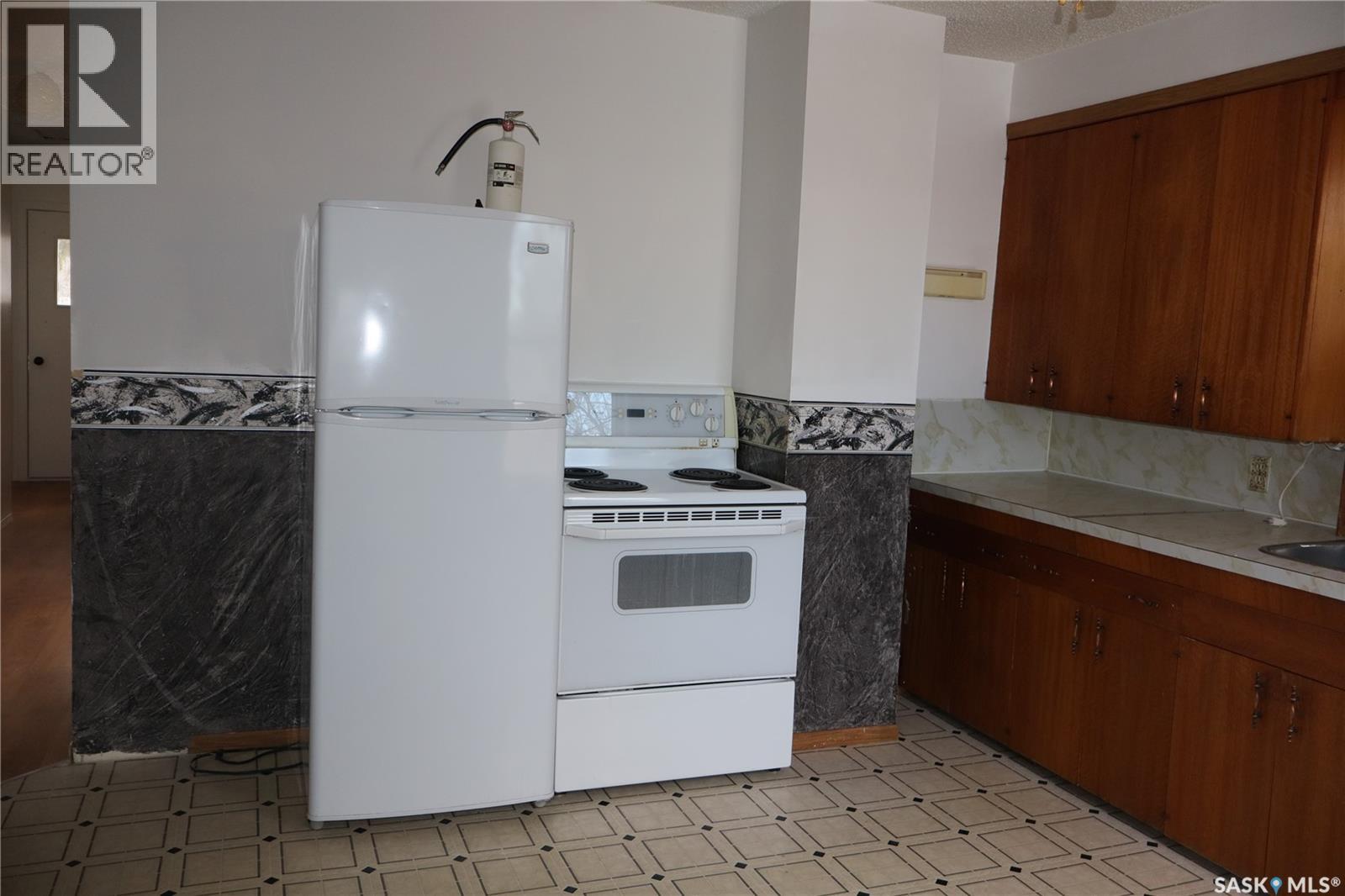 315 7th Avenue E, Assiniboia, Saskatchewan  S0H 0B0 - Photo 3 - SK027320