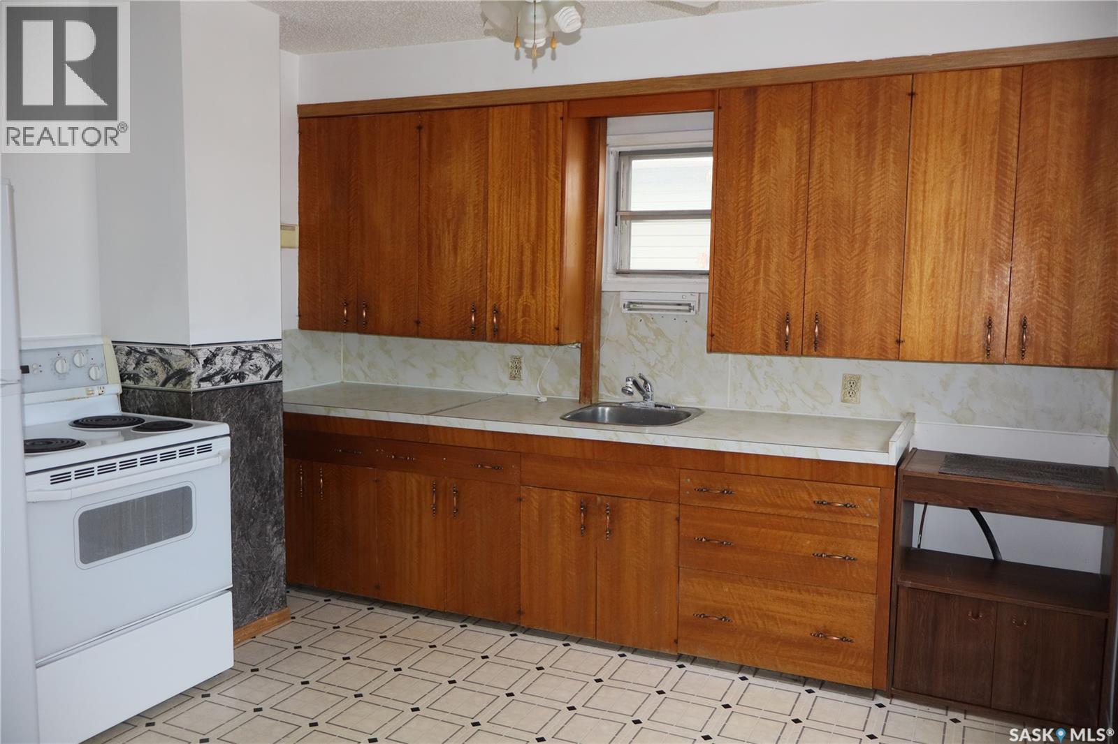 315 7th Avenue E, Assiniboia, Saskatchewan  S0H 0B0 - Photo 4 - SK027320