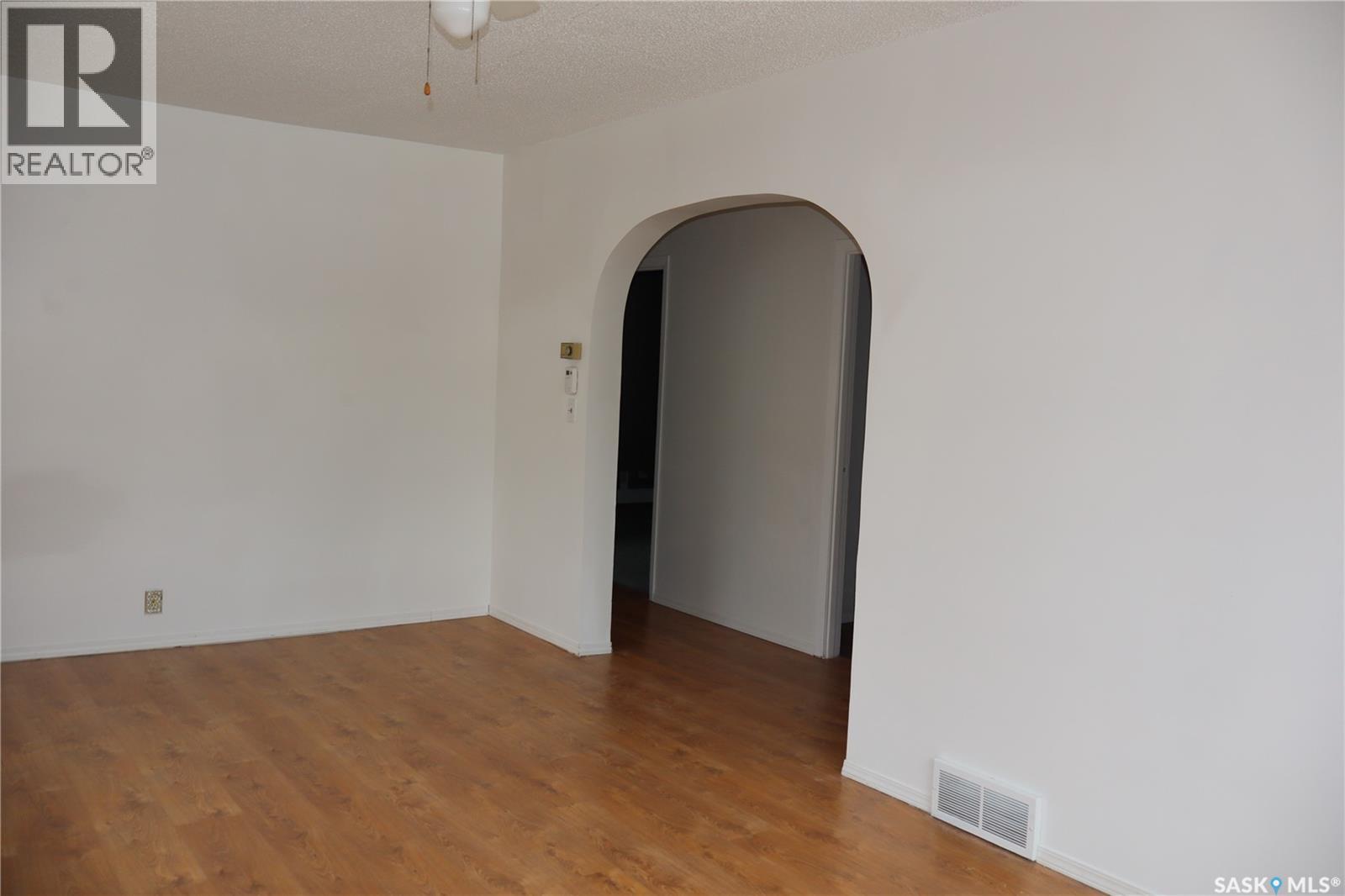 315 7th Avenue E, Assiniboia, Saskatchewan  S0H 0B0 - Photo 7 - SK027320