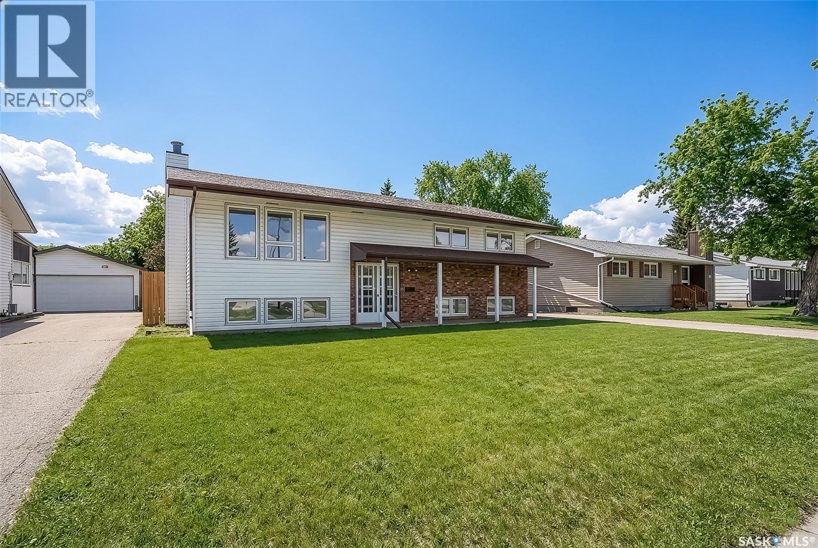 45 Blue Sage Drive, Moose Jaw, Saskatchewan  S6J 1A5 - Photo 2 - SK027305