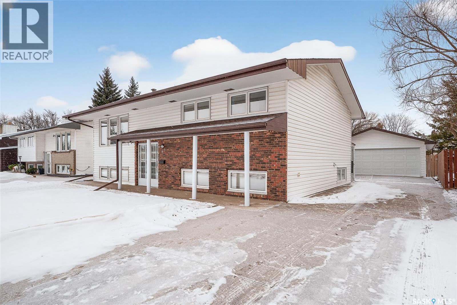 45 Blue Sage Drive, Moose Jaw, Saskatchewan  S6J 1A5 - Photo 3 - SK027305