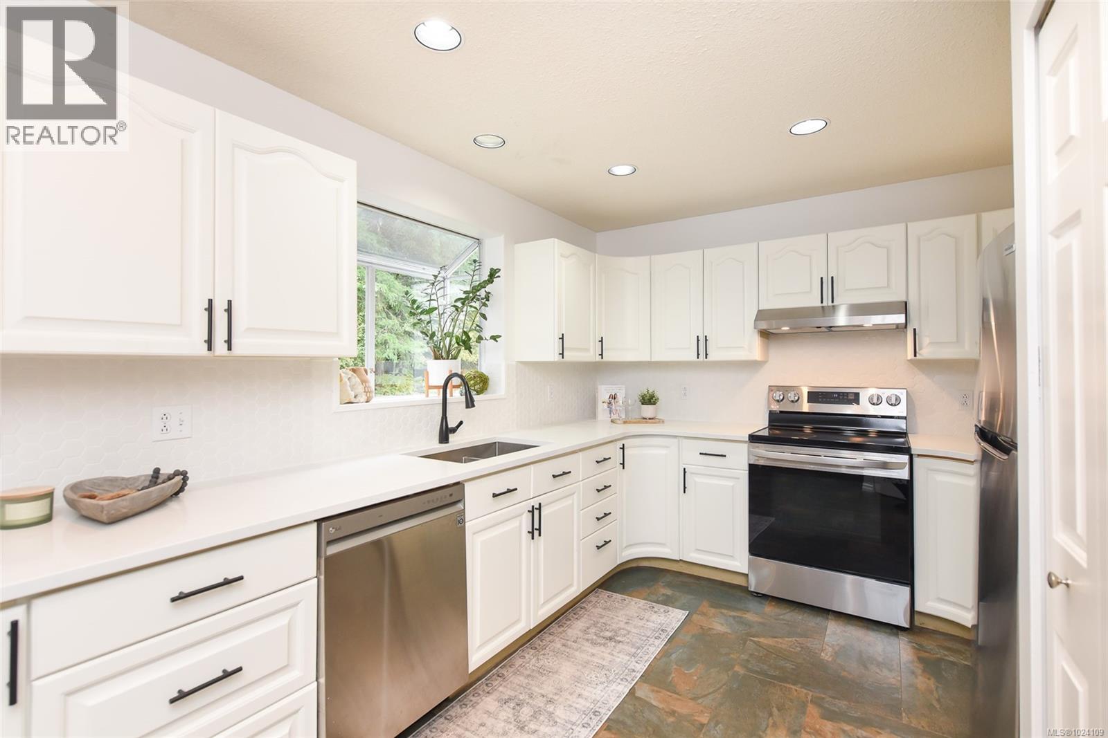 8868 Erickson Pl, Black Creek, British Columbia  V9J 1H9 - Photo 5 - 1024109