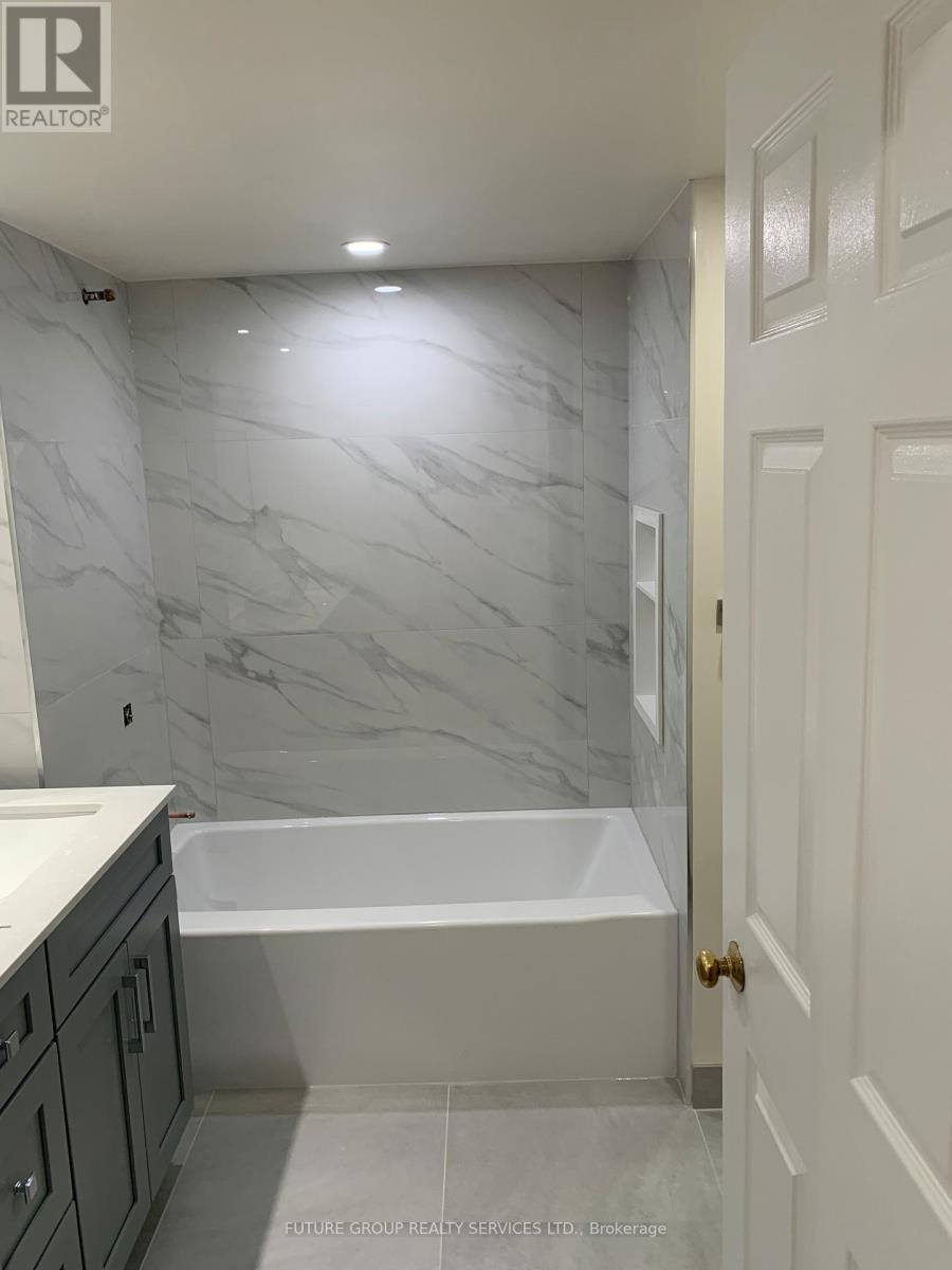 1204 - 880 Dundas Street W, Mississauga, Ontario  L5C 4H3 - Photo 18 - W12717540