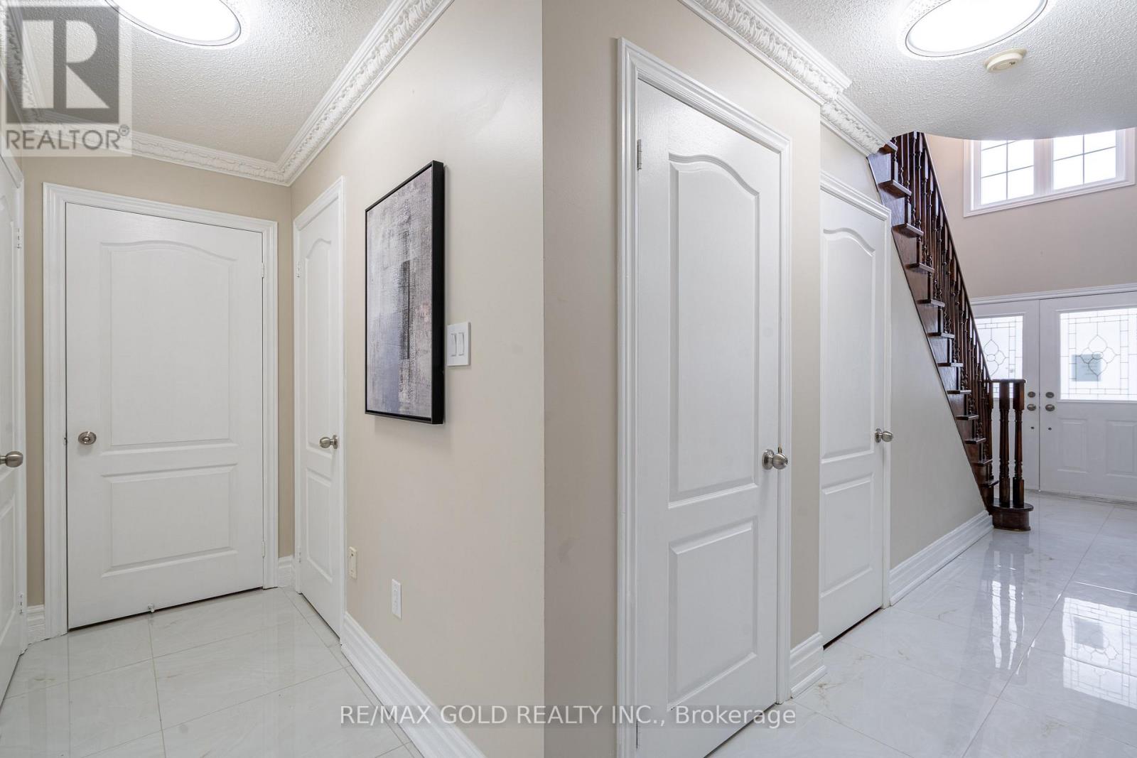 10 Leopard Gate, Brampton, Ontario  L6R 2E5 - Photo 7 - W12716794