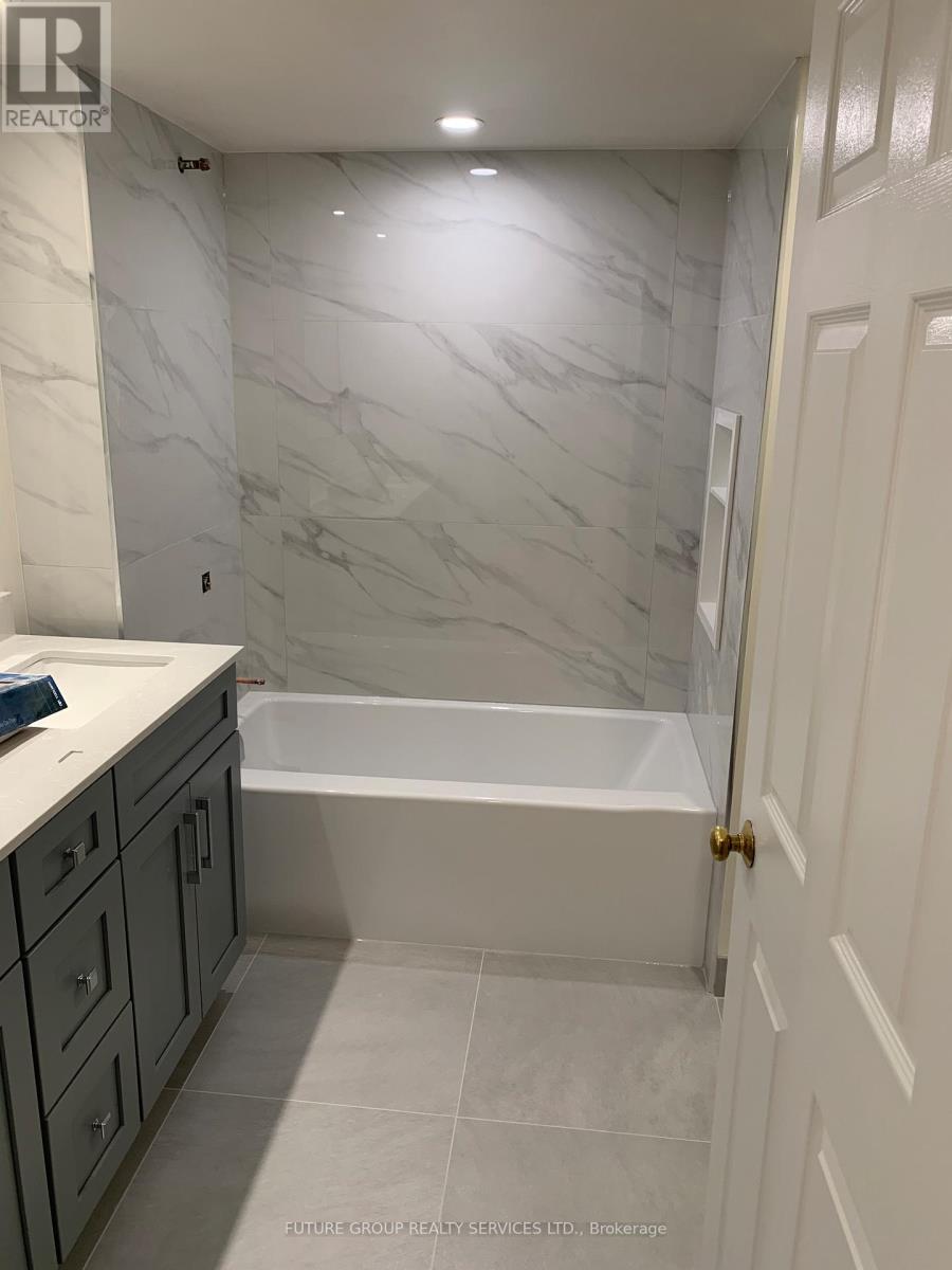 1204 - 880 Dundas Street W, Mississauga, Ontario  L5C 4H3 - Photo 17 - W12717540