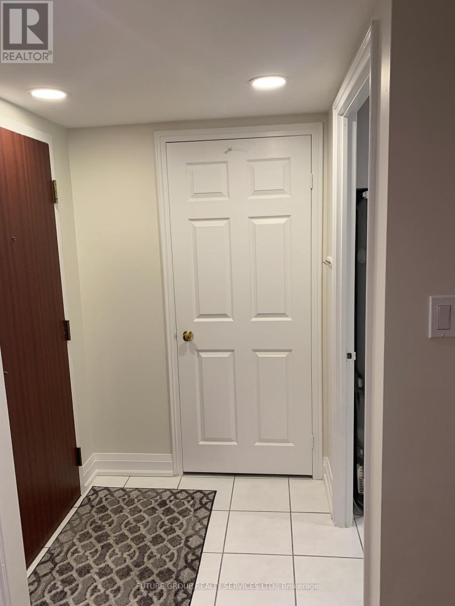 1204 - 880 Dundas Street W, Mississauga, Ontario  L5C 4H3 - Photo 5 - W12717540