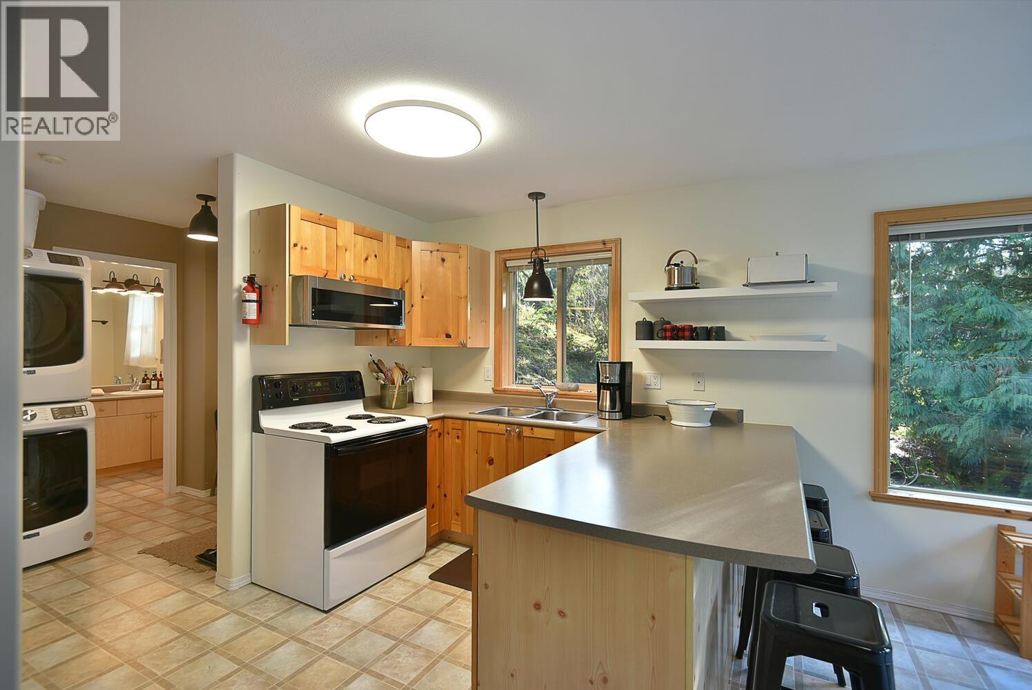 8650 Redrooffs Road, Halfmoon Bay, British Columbia  V7Z 1E7 - Photo 4 - R3082609